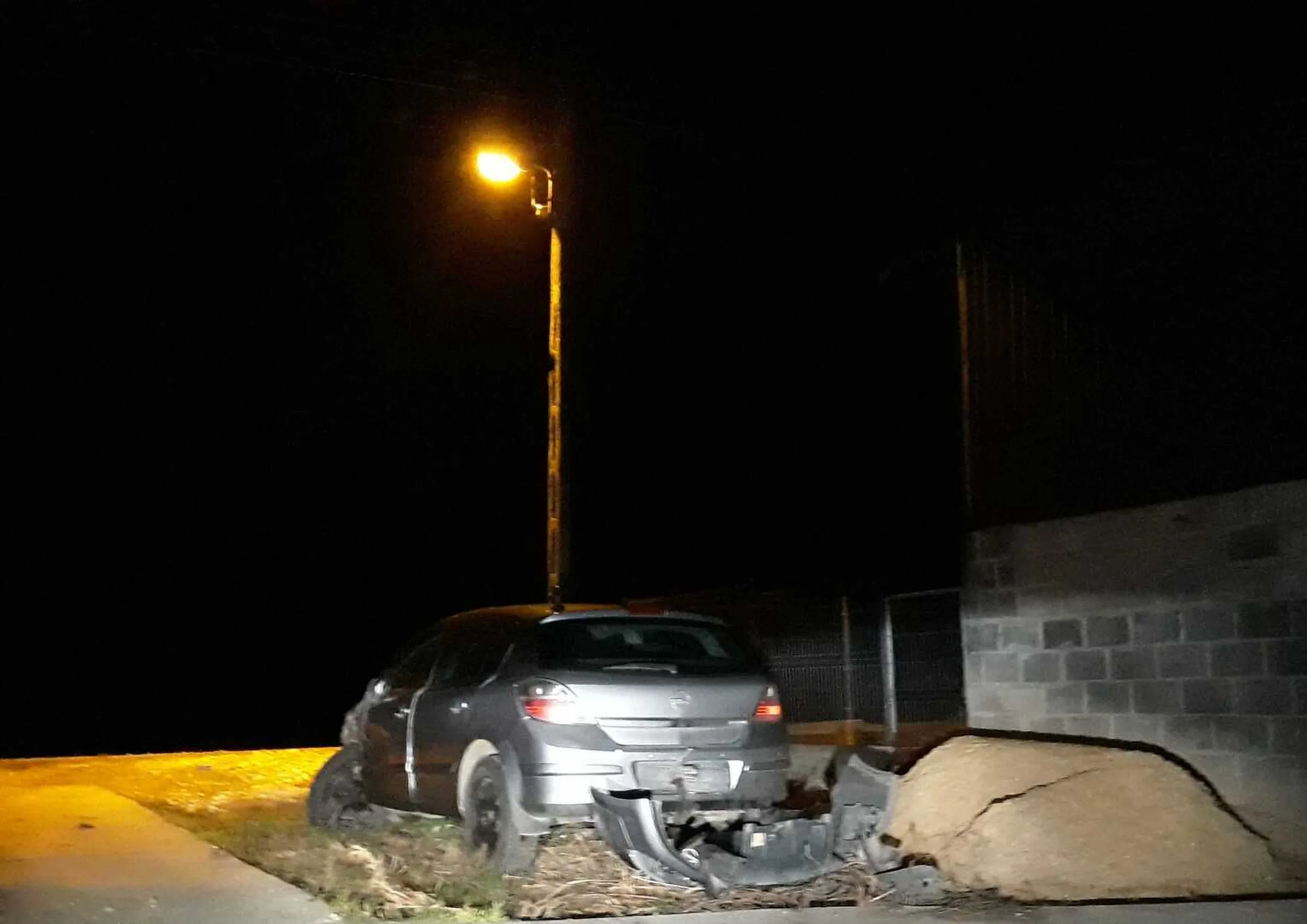 Porzucony i Roz...any Na Amen Opel Astra, Stoi Za Stodołą w Michałowie (Województwo Świętokrzyskie, Powiat Pińczowski).