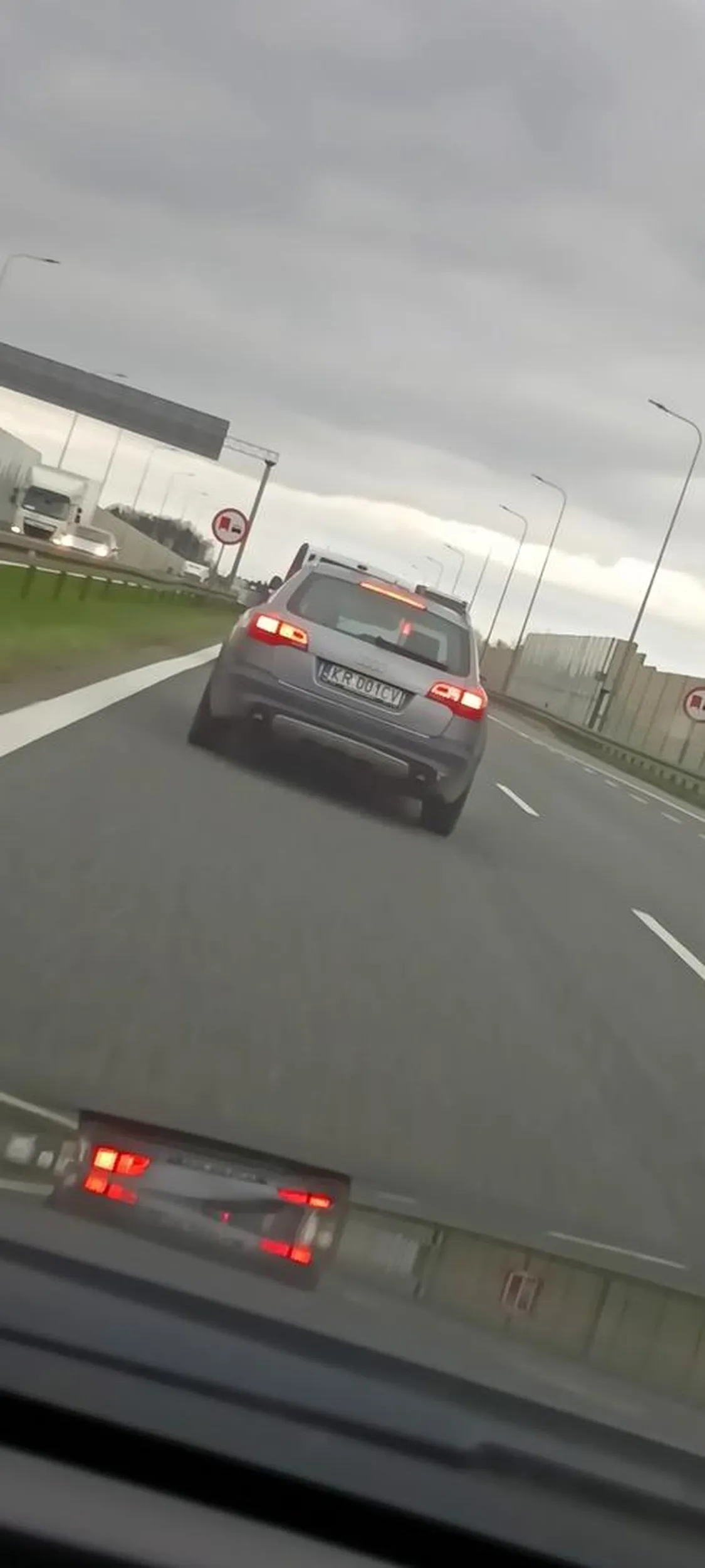 Podczas wykonywania manewru wyprzedzania, kierowca zajechał drogę i hamował. Kierowca nie rozważny