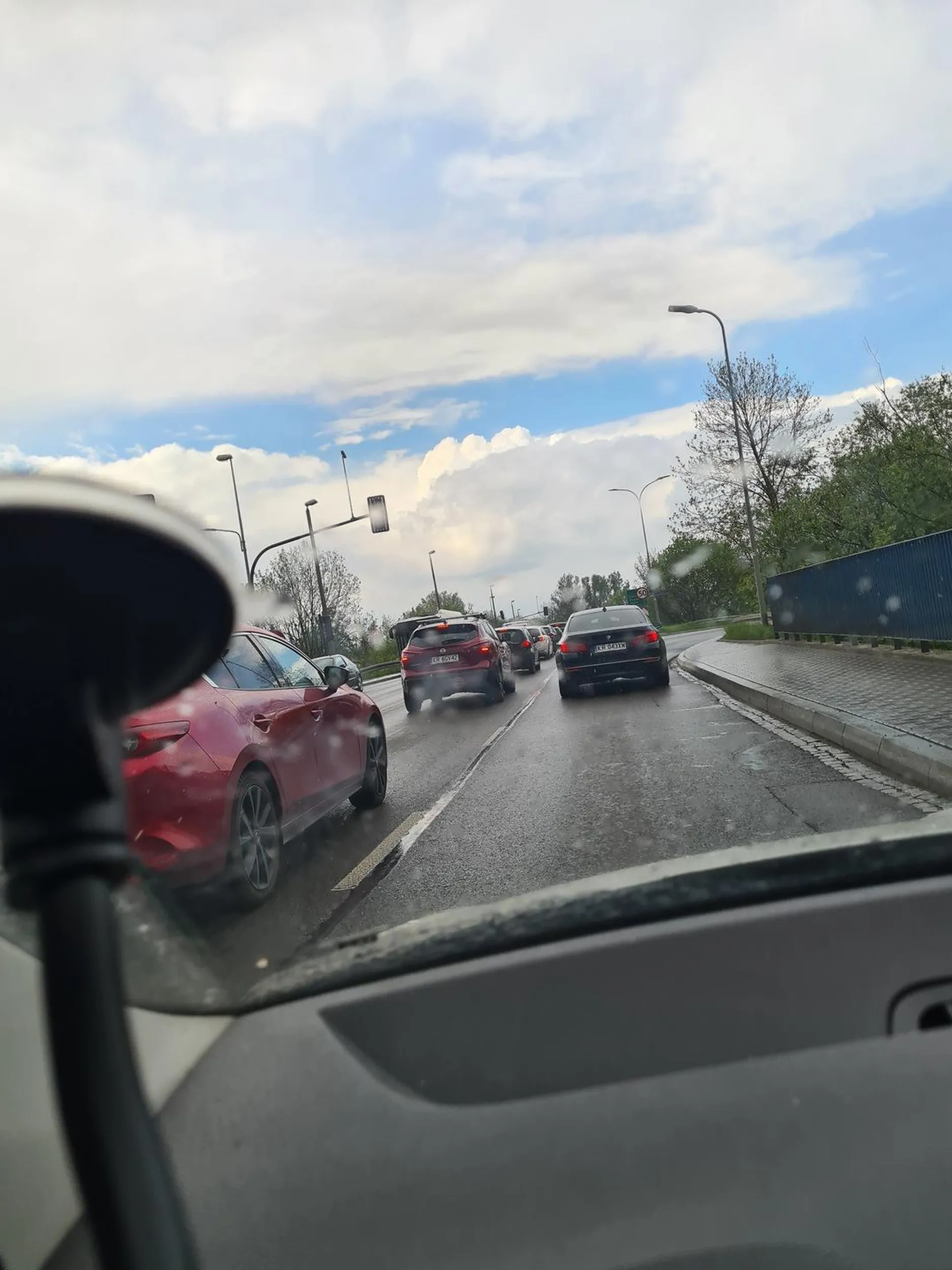 Kierowca wymusza pierwszeństwo i jeździć buspasem bezprawnie