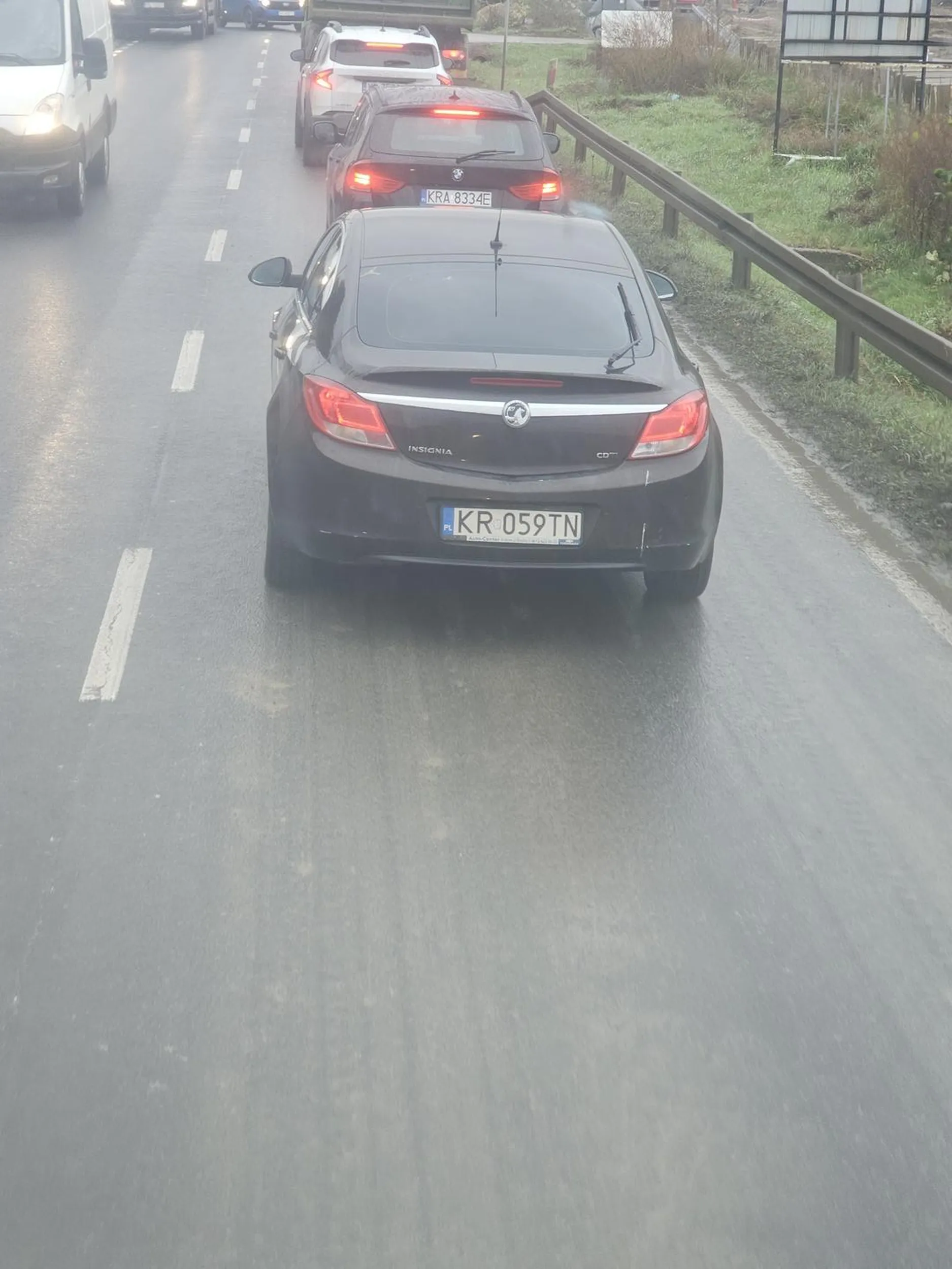 Matoł wyjezdza na drogę tworząc zagrożenie wymusza pierwszeństwo. Cała sytuacja nagrana.