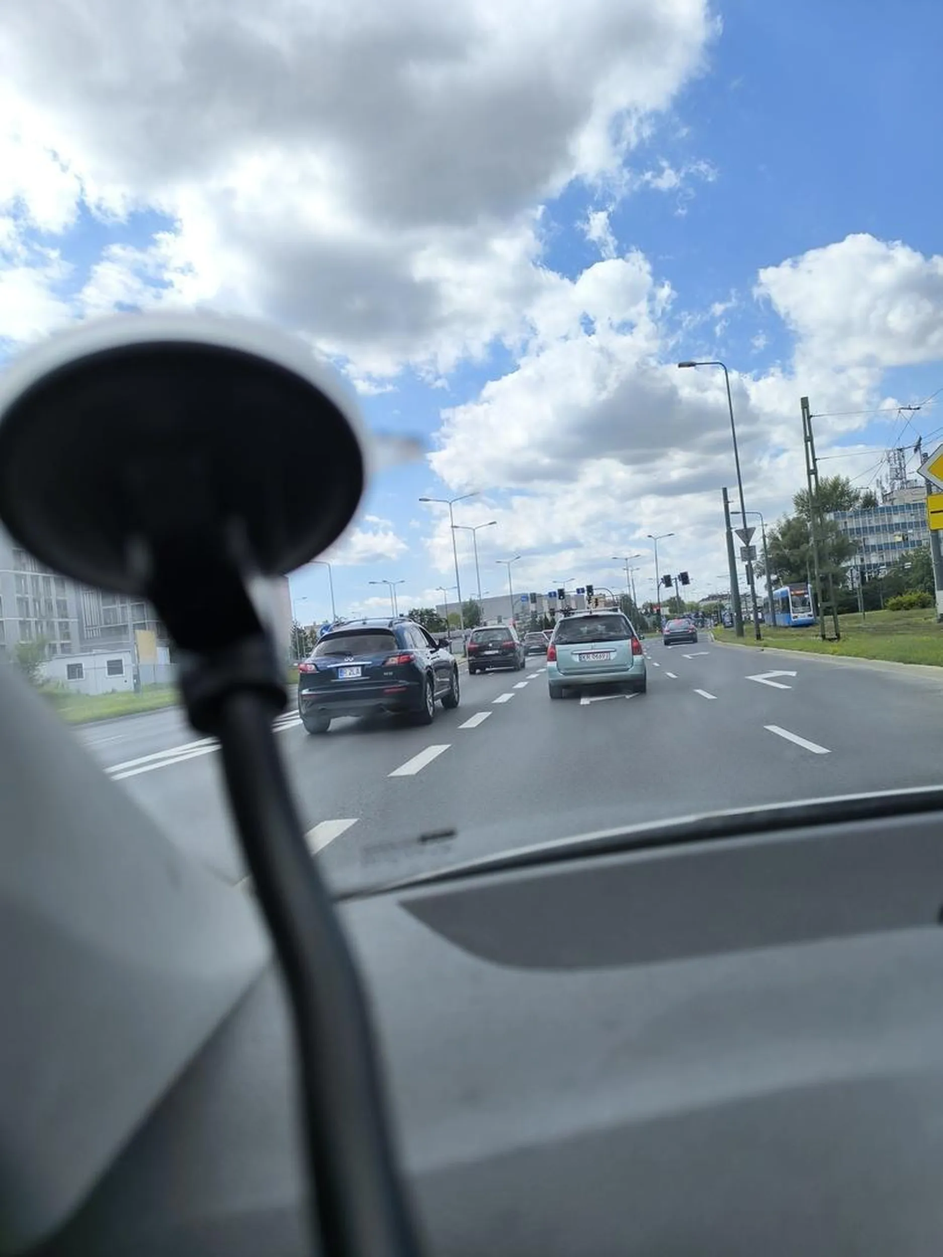 Kierowca zmienia nagle pas ruchu bez kierunkowskazów