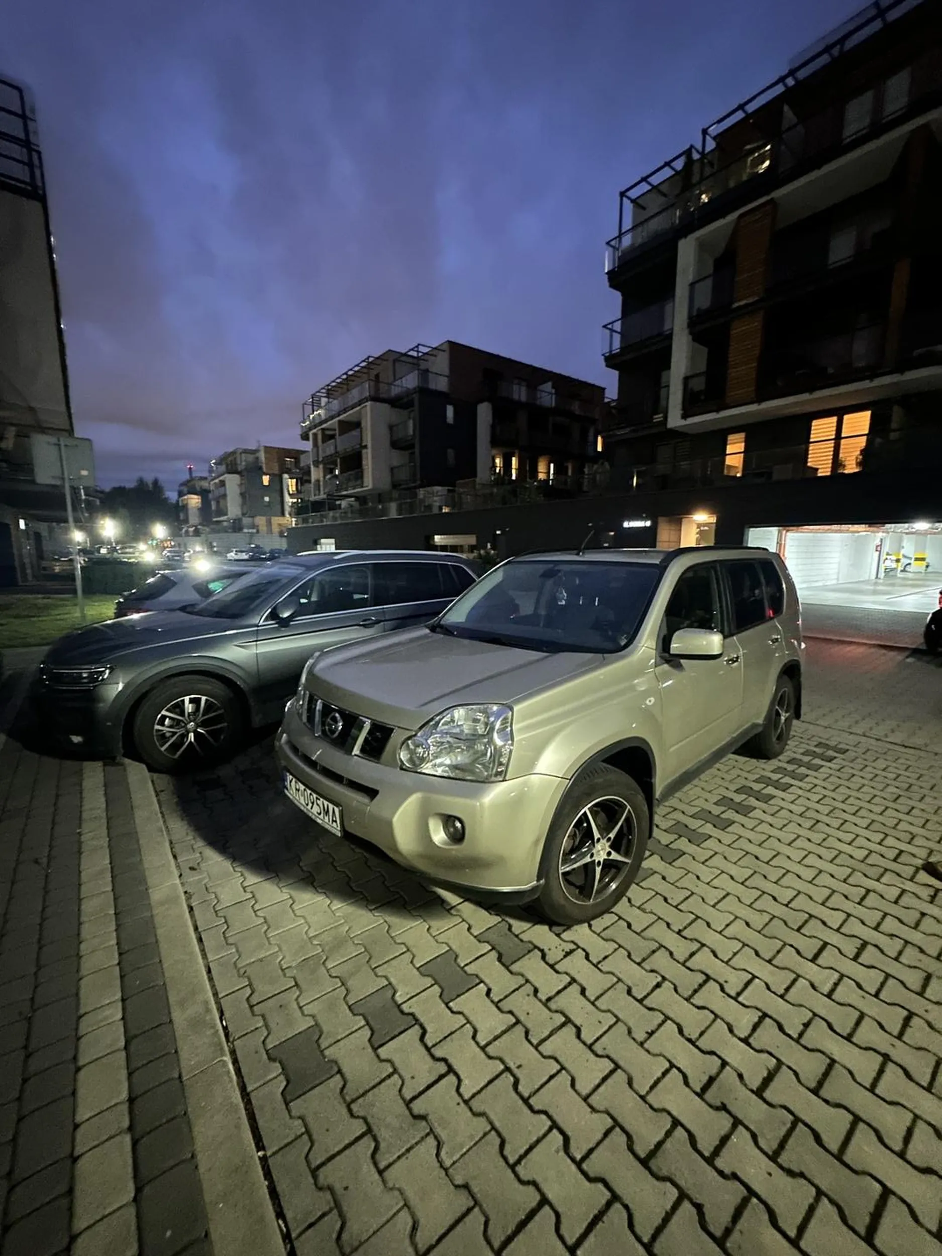 Kierowca zajmuje prywatne miejsca parkingowe i nie umie parkować.