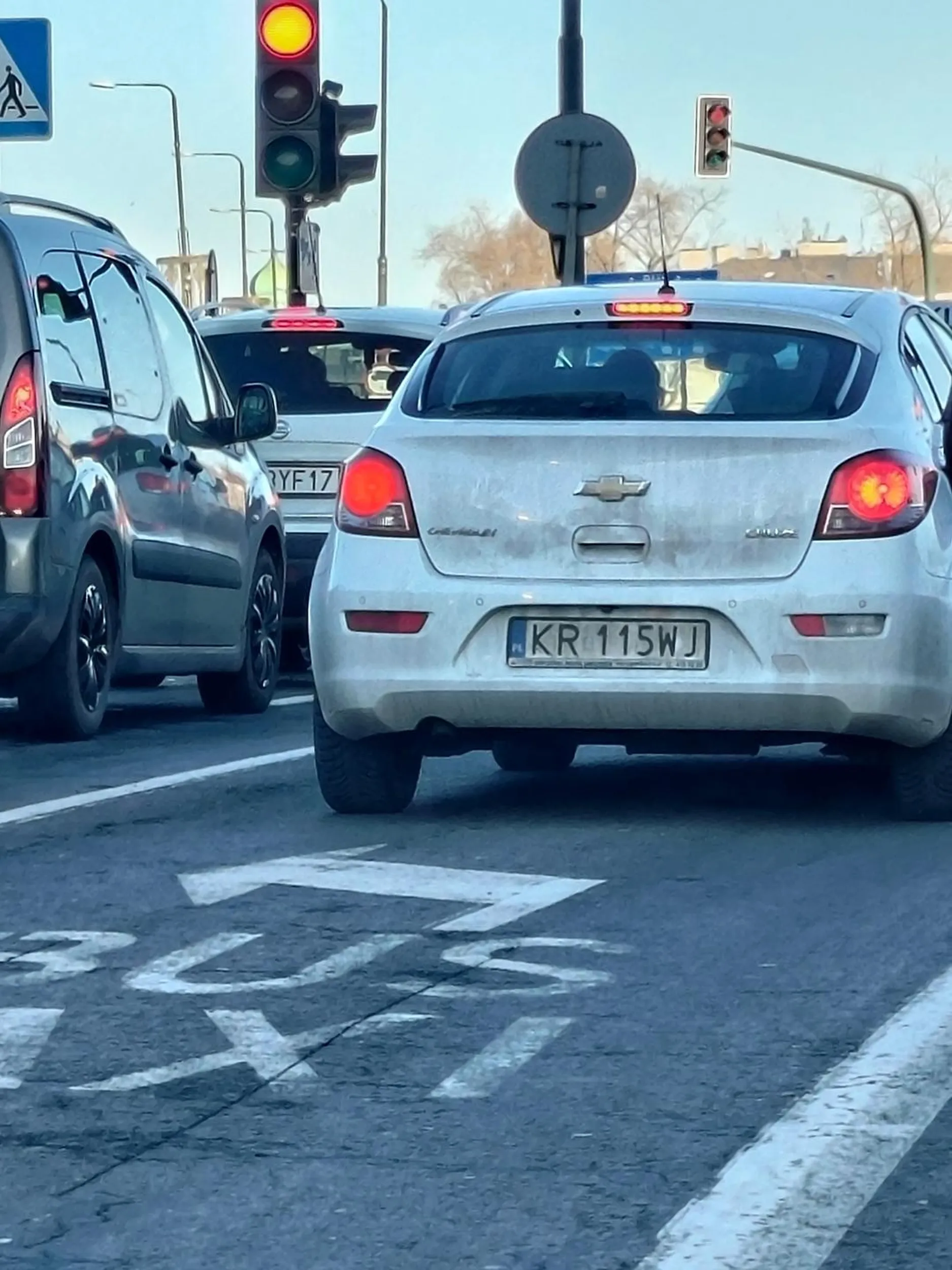 Kierująca pojazdem w sposób nieuprawniony zajmuje pas przeznaczony dla busów i taksówek (a z pewnością pierwsza pcha się też, jak gdzieś rozdają darmowego szampana).