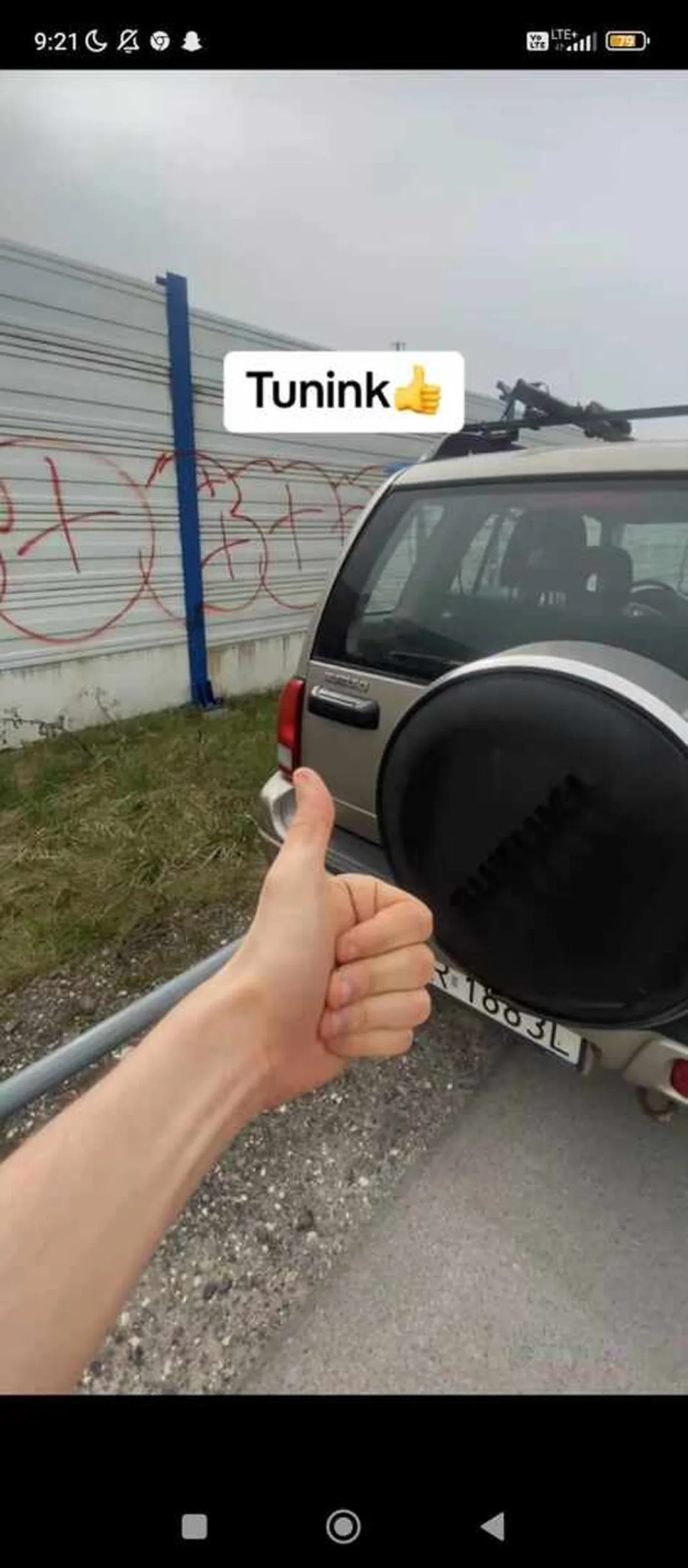 Jeździ ze znakiem drogowym zamiast wydechu ps miał włożony nakaz skrętu w prawo musiałem zmienić całą swoją trasę bo mi nakazał skrecic