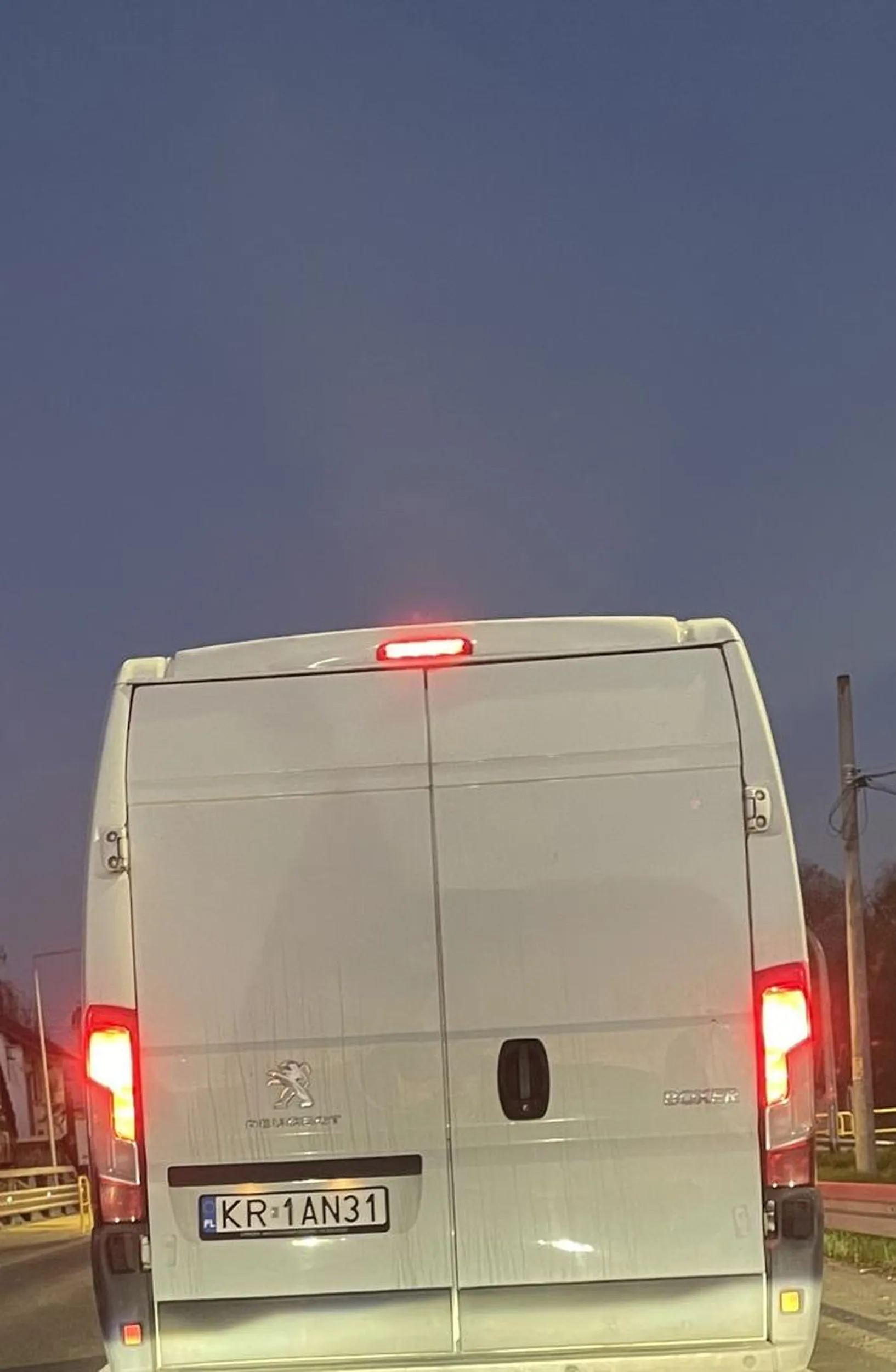 Jedziesz przepisowo 50km/h w zabudowanym a baran dojeżdża do zderzaka, mruga długimi i trąbi…