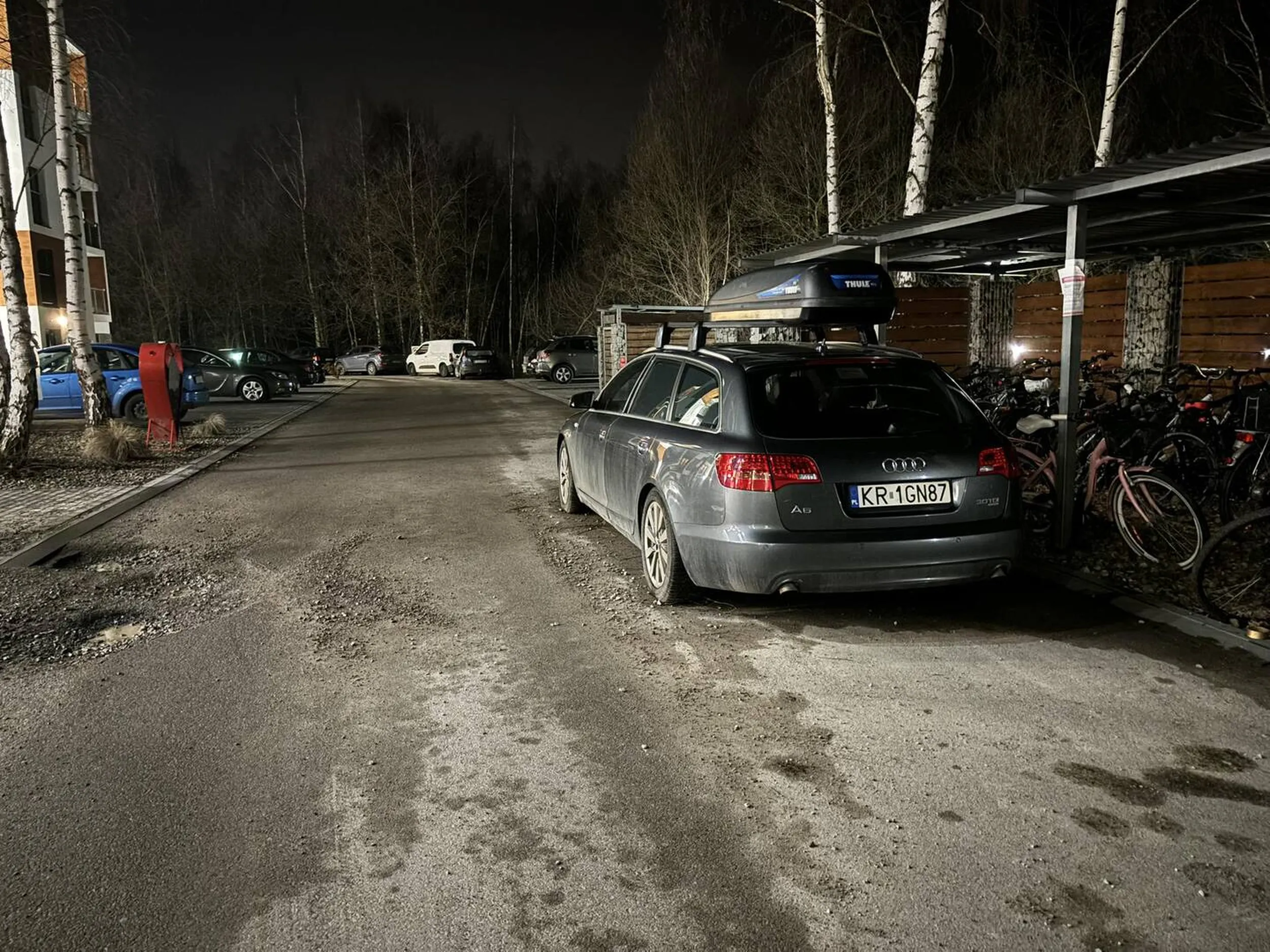Ten gość parkuje codziennie swój pojazd na drogie pożarowej akurat pod wiatą rowerową jak w zimę tak i latem. Brak możliwości wyjazdu rowerem