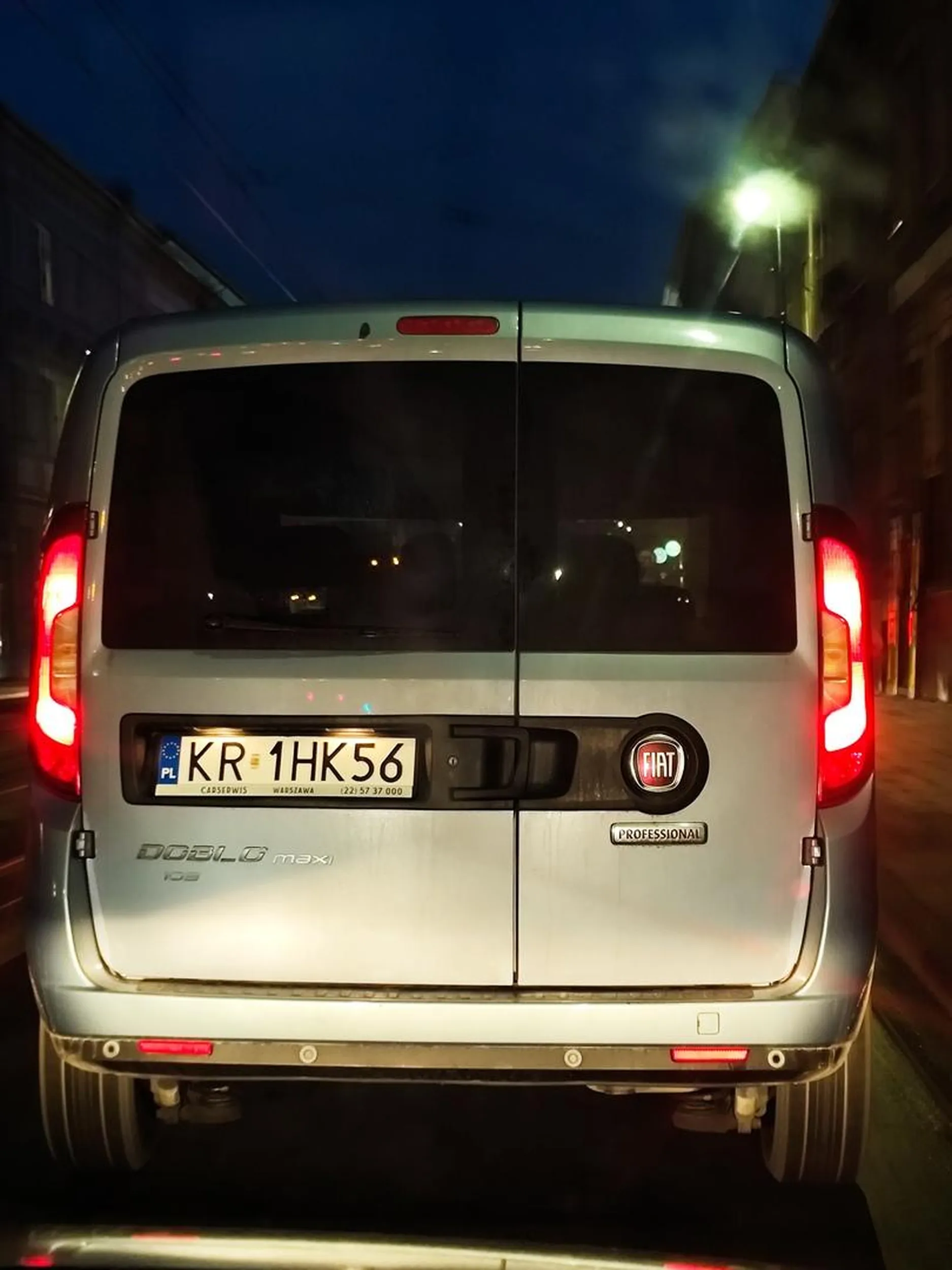 Na skrzyżowaniu Limanowskiego ze Starowiślną w Krakowie, kierowca Fiata Doblo o rejestracji KR1HK56 bezczelnie wbijając się jako drugi na jednopasmówkę wrył się na pasach milimetry przed moim samochodem hamując gwaltownie do zera, a samochody za mną również ledwo wyhamowały powodując przy tym zagrozenie na drodze. Co warte uwagi, na drodze jest ślisko przez panującą pogodę. Następnie 200 metrów dalej, mijając go ulicą wielicką złośliwie z parszywym usmiechem na twarzy usiłował wbic sie przede mnie bez zmiany kierunkowskazu, znów na milimetry praktycznie przygniatajac mnie do barierek, przez co musiałam znowu gwaltownie hamować na sliskiej nawierzchni.