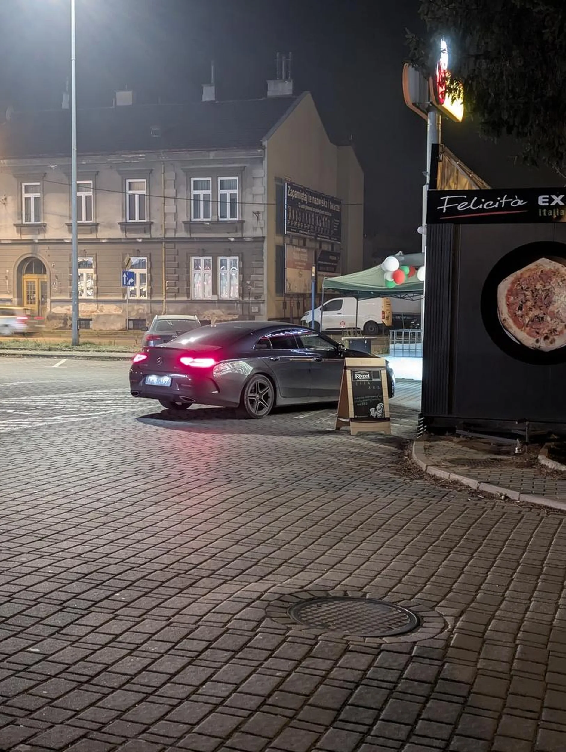 gościu zaparkował pod samym kebabem, to nic że tam jest wjazd na parking i dookoła dużo wolnych miejsc,