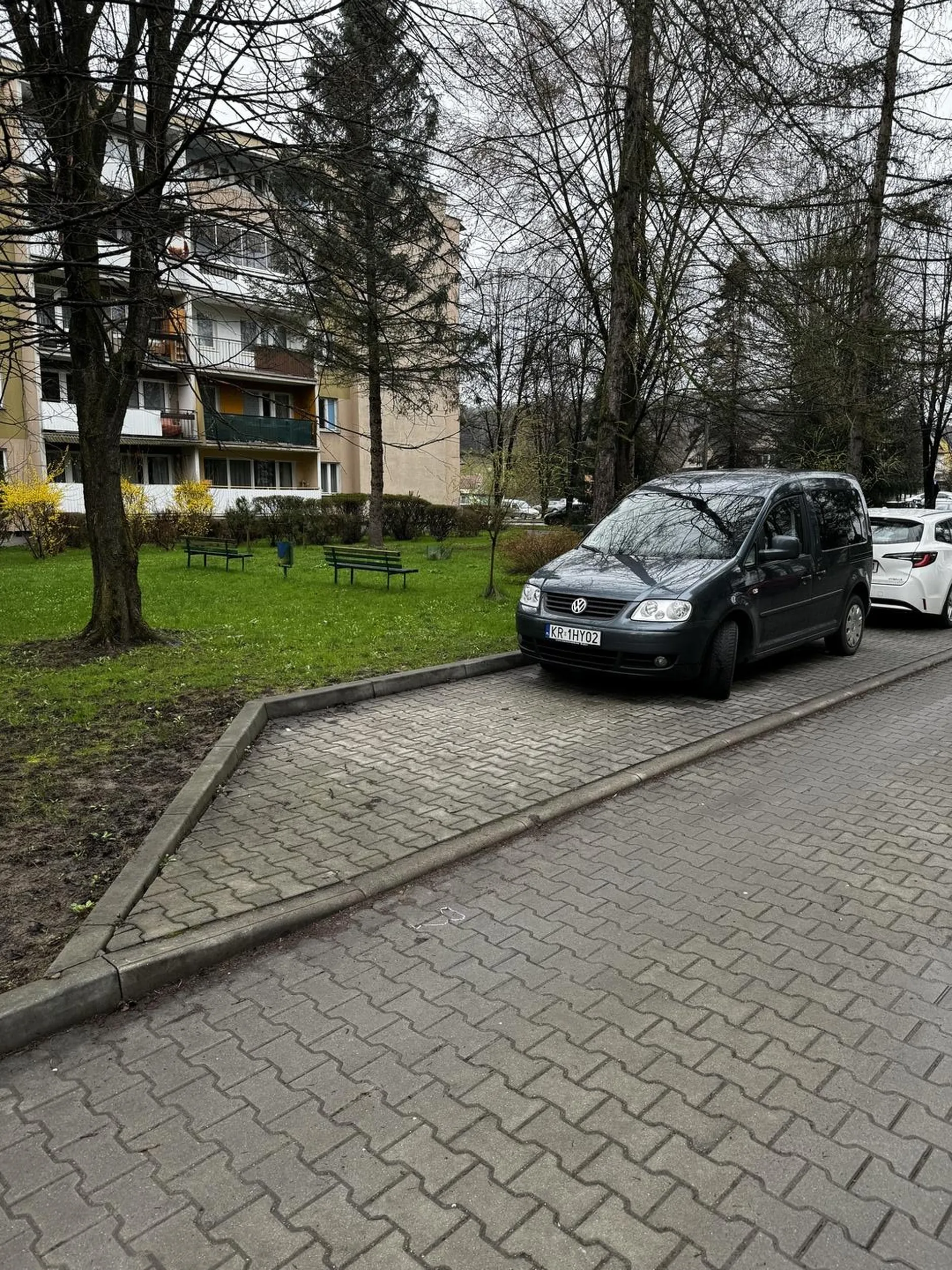 Następnym razem pomyśl o innych ponieważ gdybyś zaparkował dobrze 2 inne auta mógłby by jeszcze się zmieścić