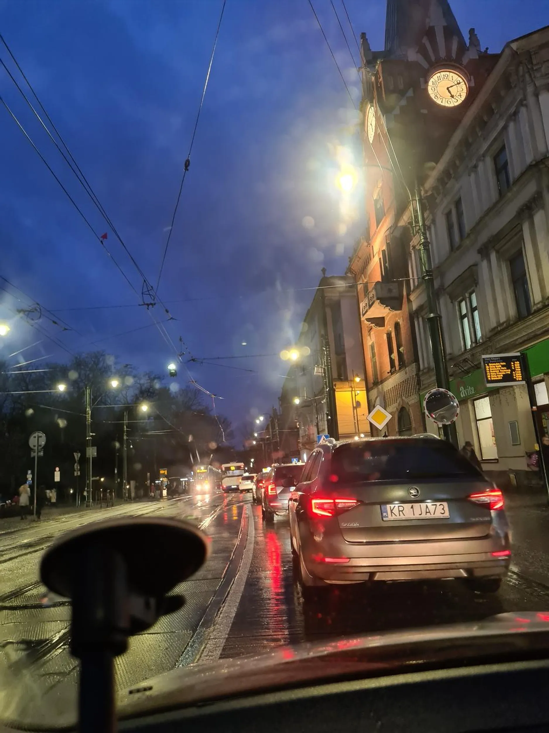 Kierowca wjeżdża pod zakaz i strefę ograniczenia ruchu