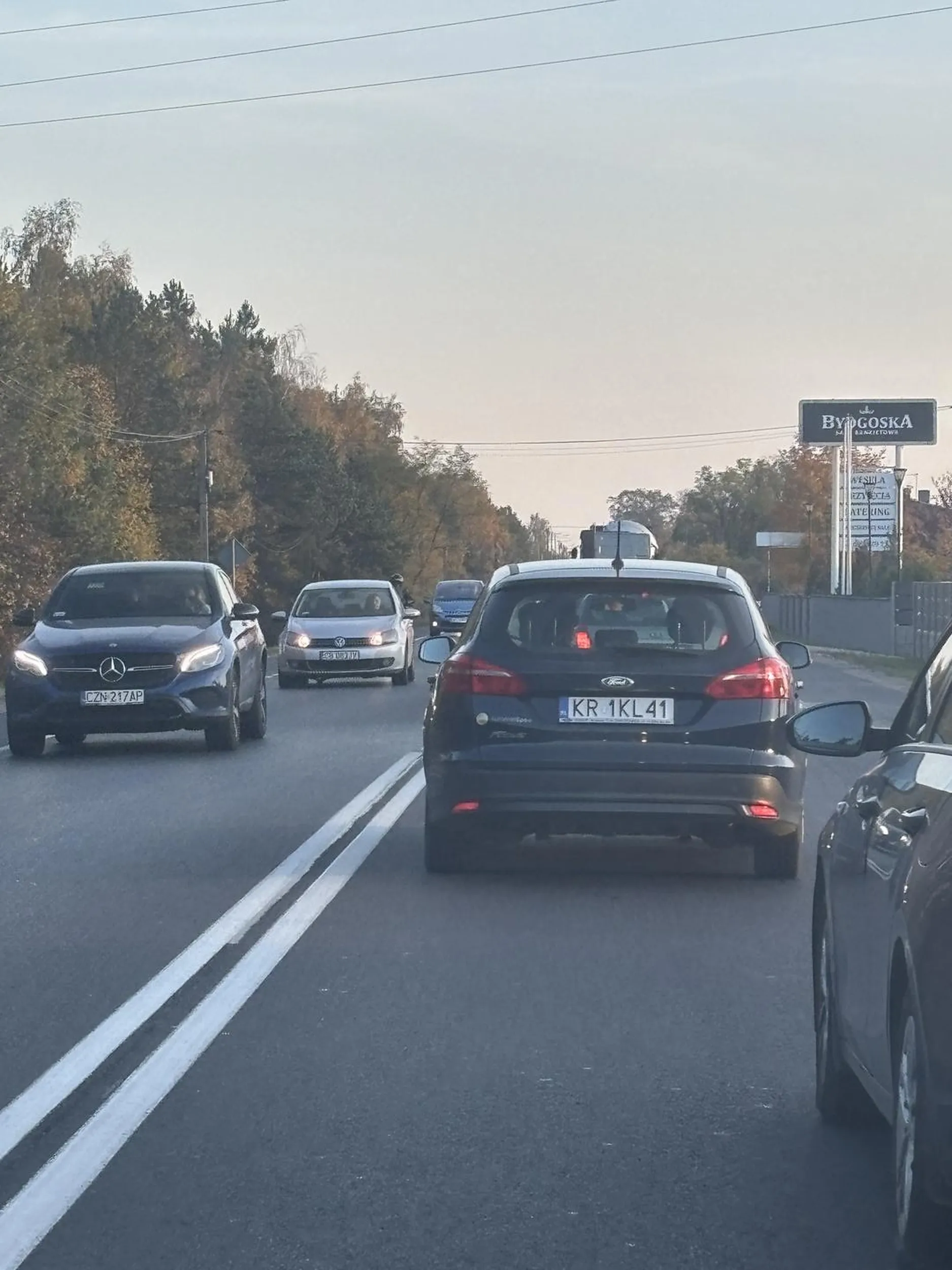 Kretyn, wyprzedza w korku na 3-go