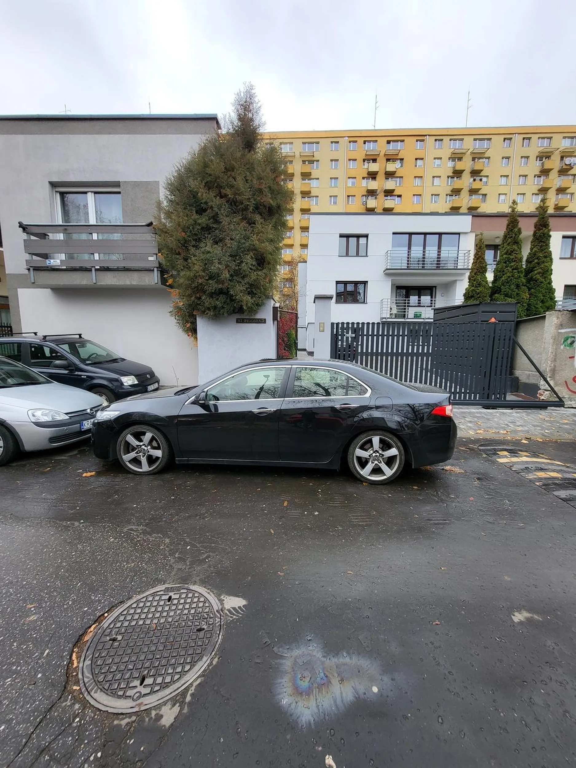 Mistrz parkowania przed domem gdzie mieszka starsza osoba oraz rodzina z dziećmi.