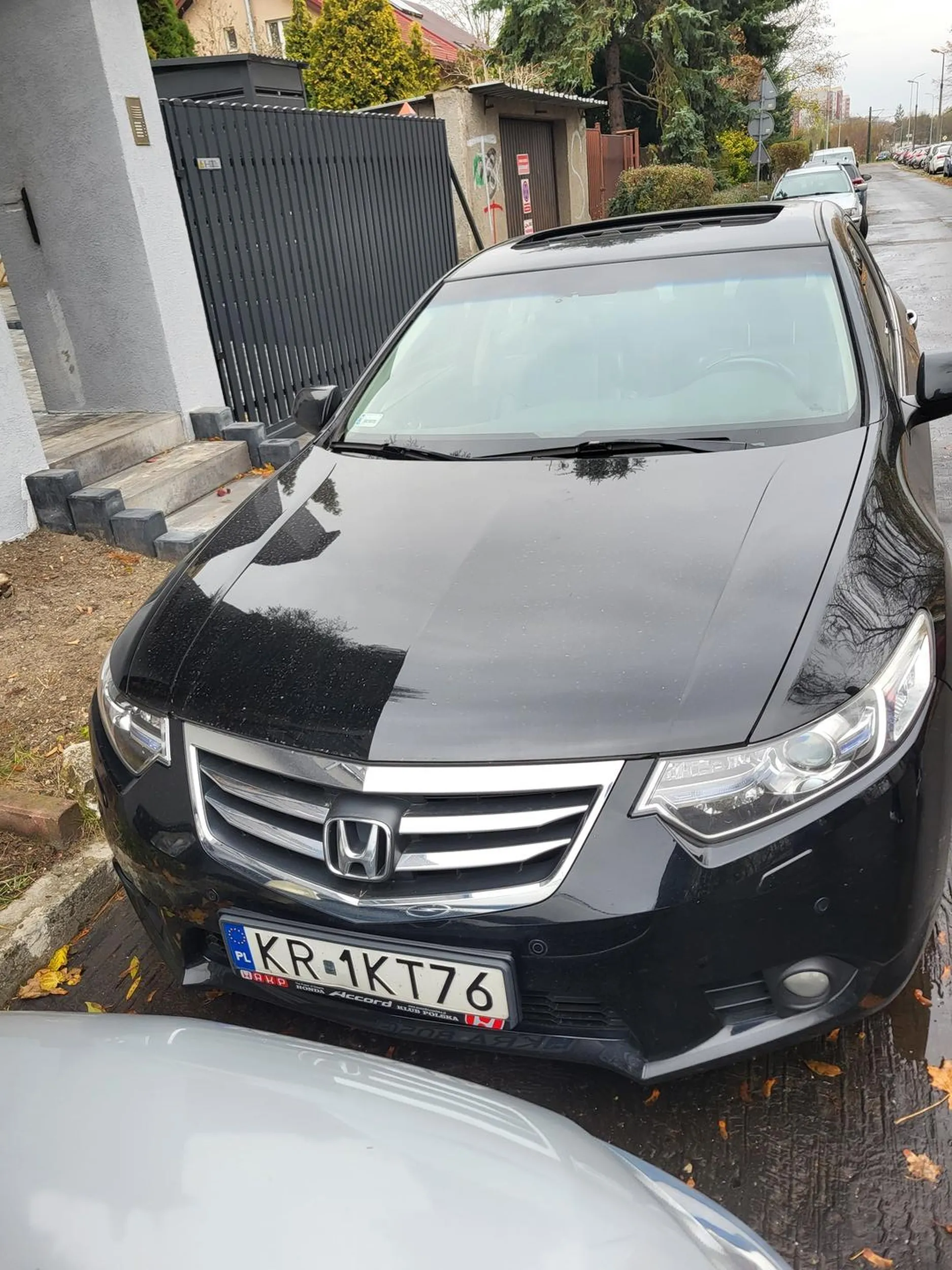 Mistrz parkowania przed domem gdzie mieszka starsza osoba oraz rodzina z dziećmi.