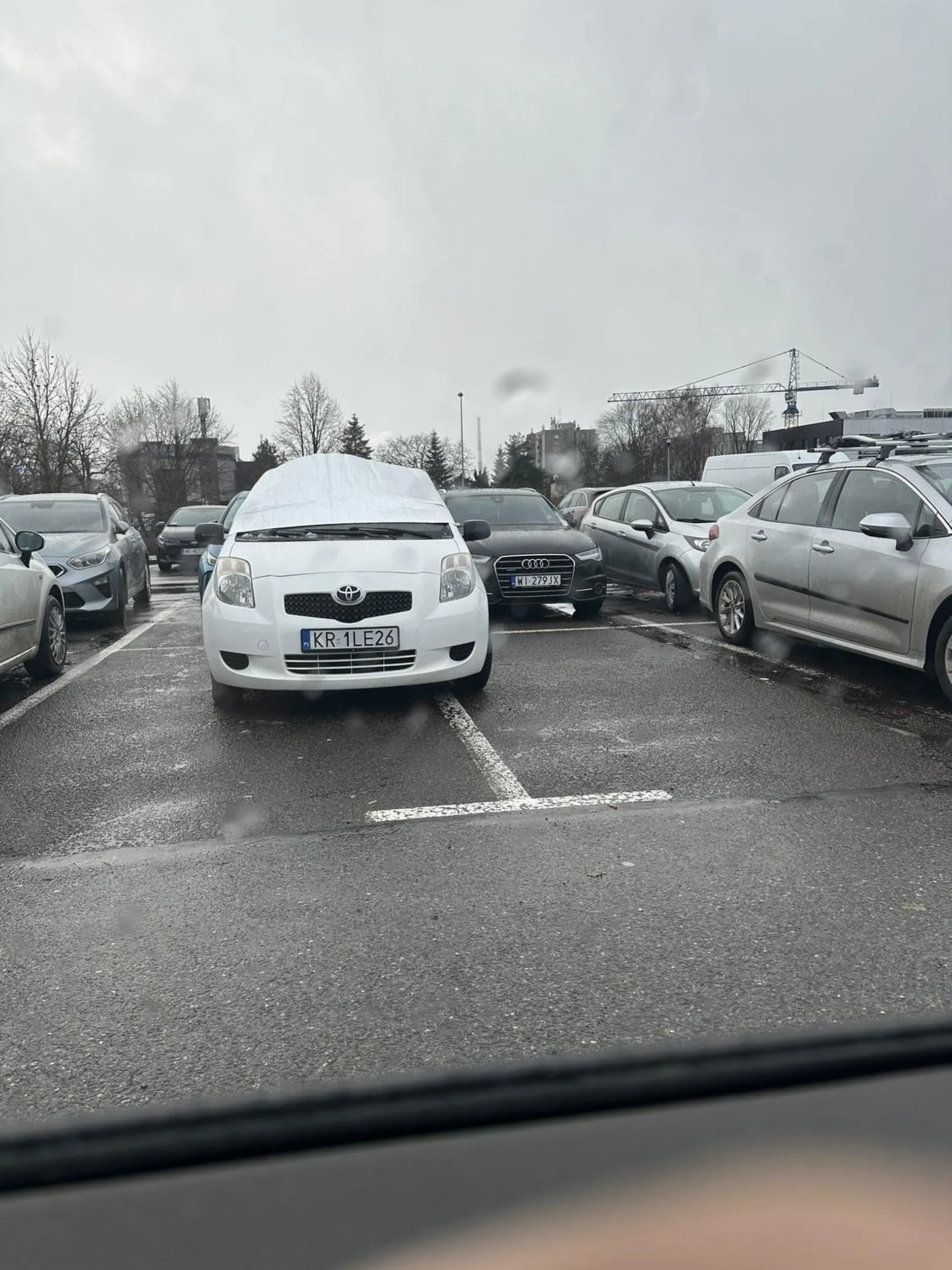 Chyba ktoś potrzebuje kursu jak parkować, cały zawalony parking, mnóstwo aut szuka miejsca, a ciota zajmuje 2 miejsca(zdjęcie zrobione przed świętami)
