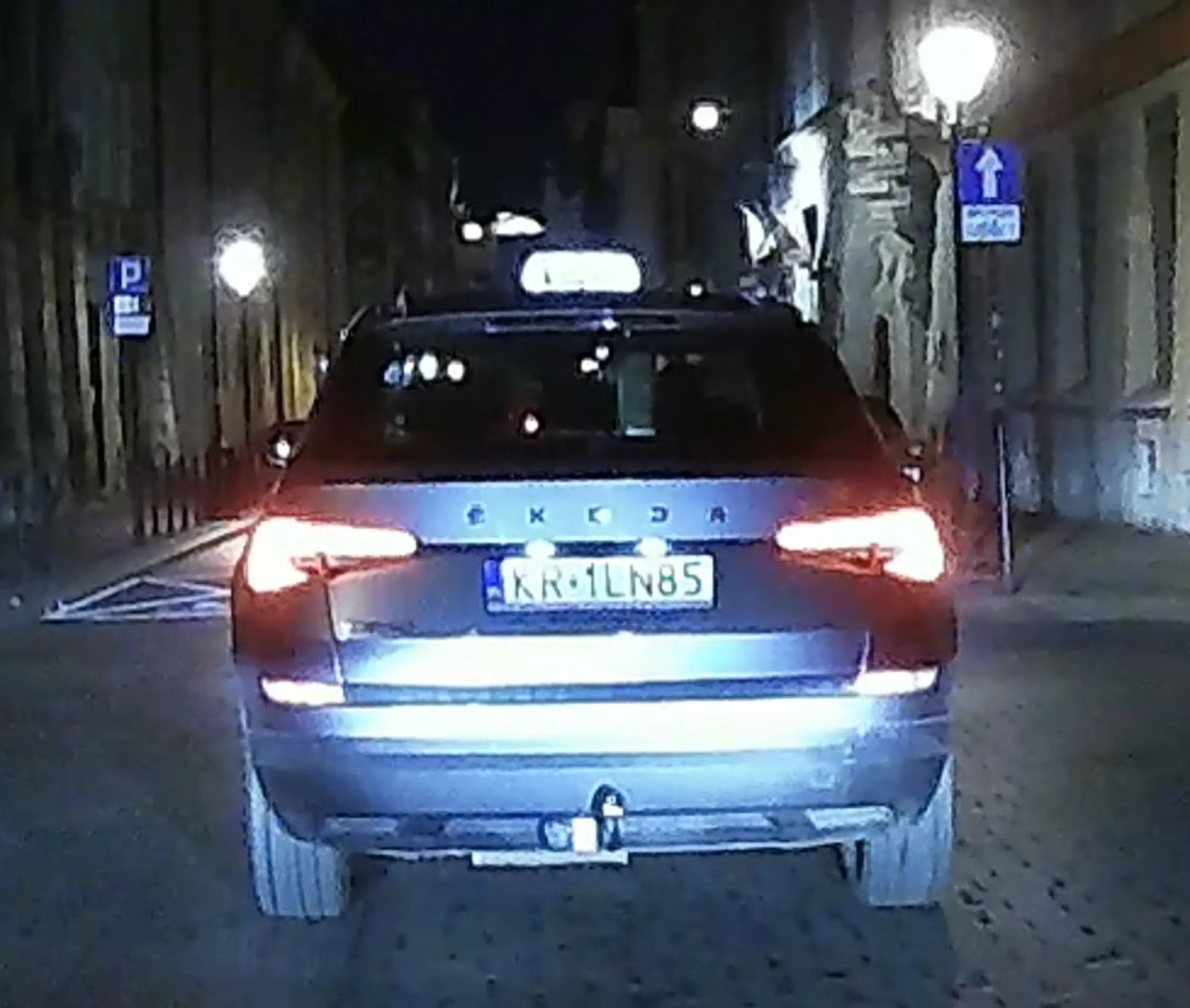 Samochód KR 1LN85 udaje taksówkę.