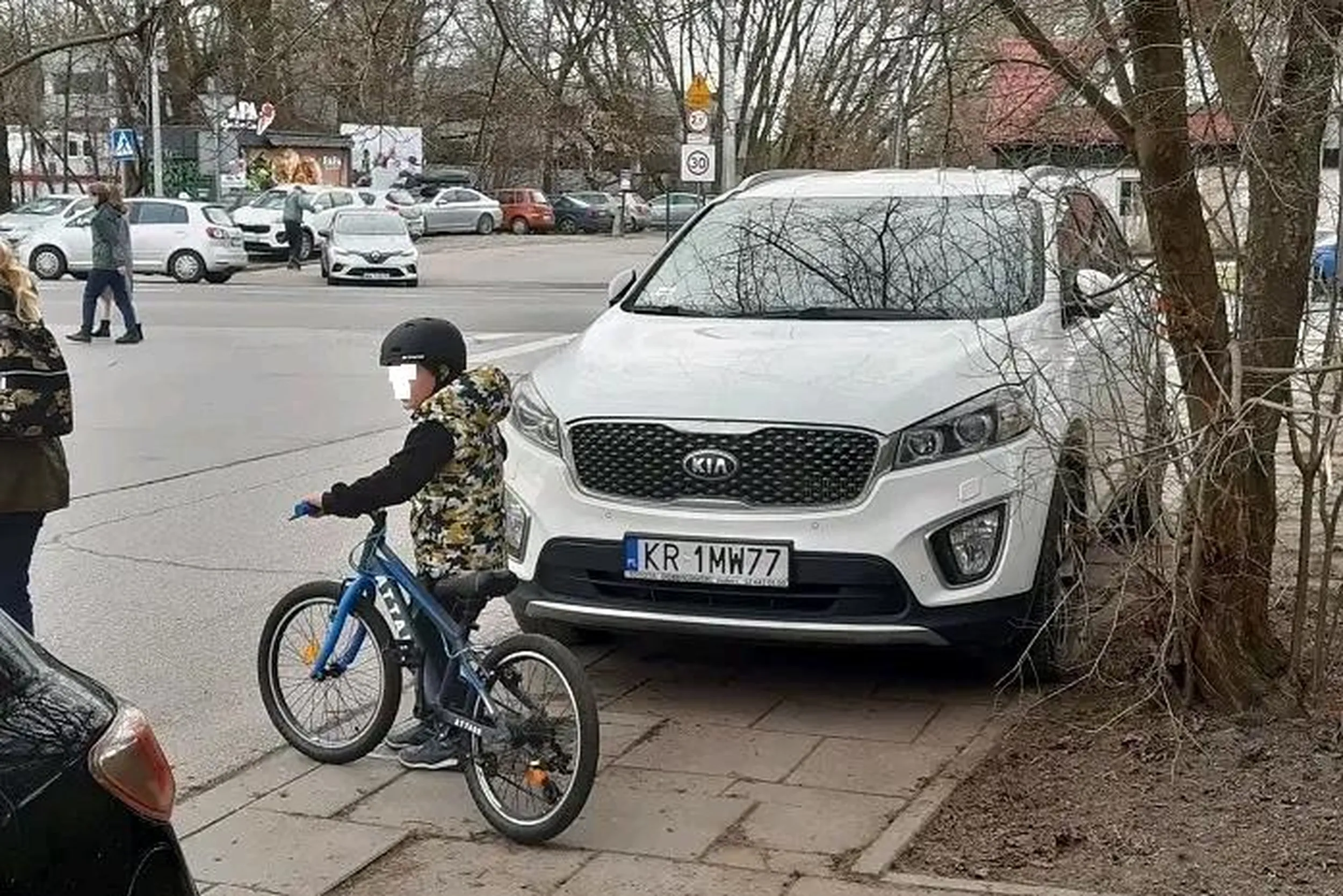Matka z jednym dzieckiem w wózku, a drugim na rowerku musiała zejść na jednię, bo ćwierćinteligent postanowił zrobić sobie parking na chodniku...