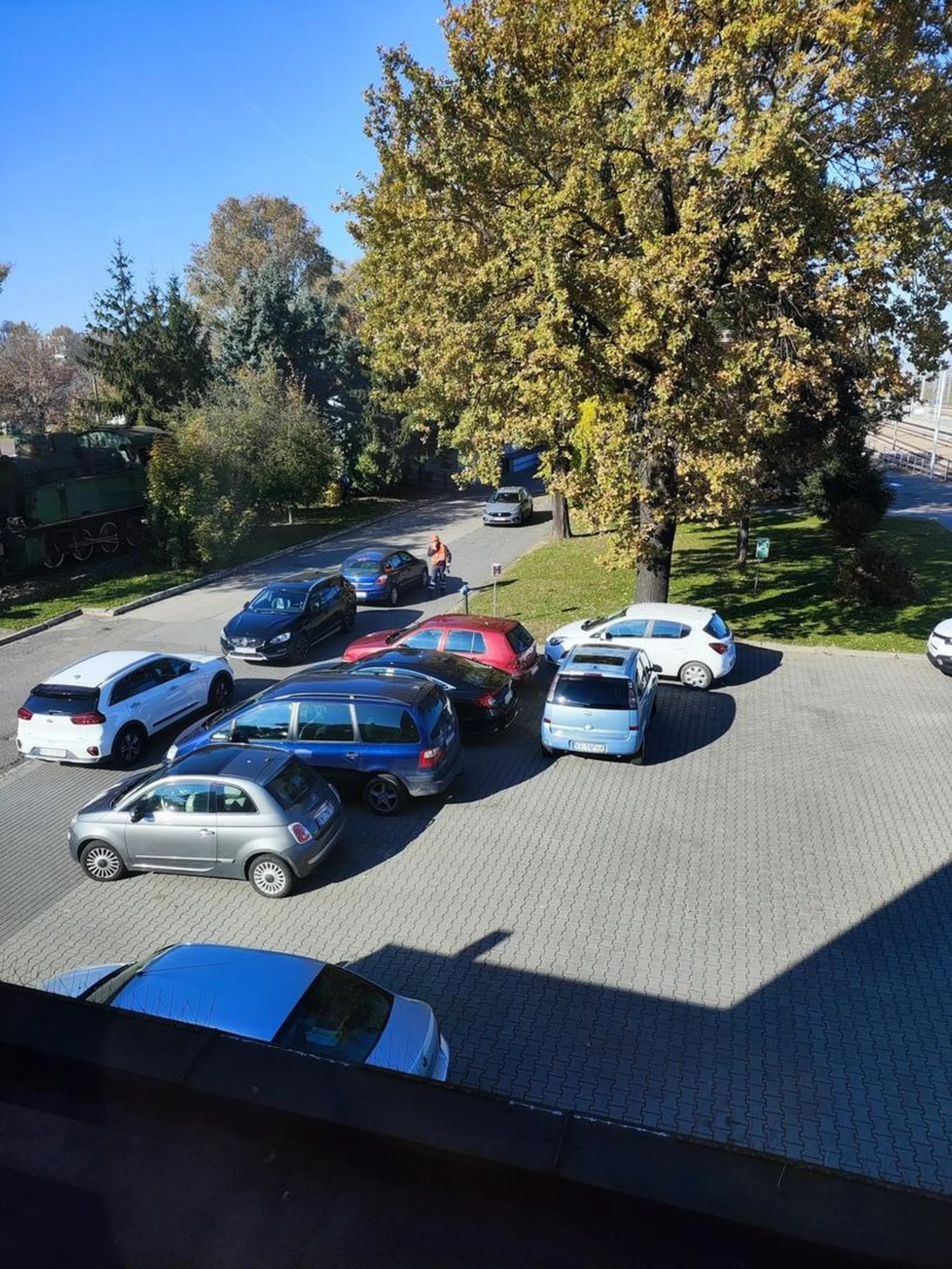 Przyjechała, zastawiła 2 auta i se poszła