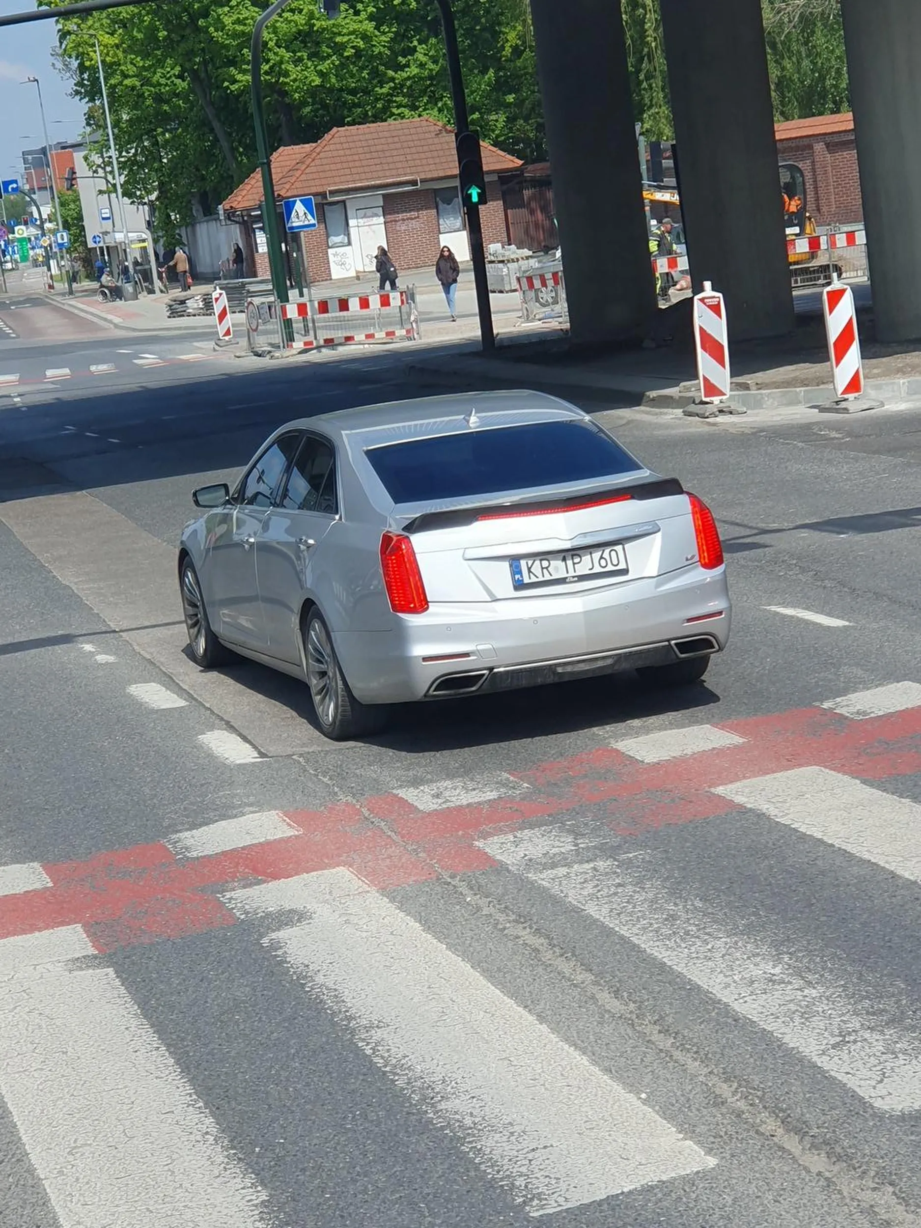 Hamowanie z impetem przed swiatłami, pomimo zielonego. Po kilku sekundach zmiana pasa, bo poje*ały się kierunki. Na przyszłość pomyśl, że masz za sobą auto ciężarowe imbec*ylu.
