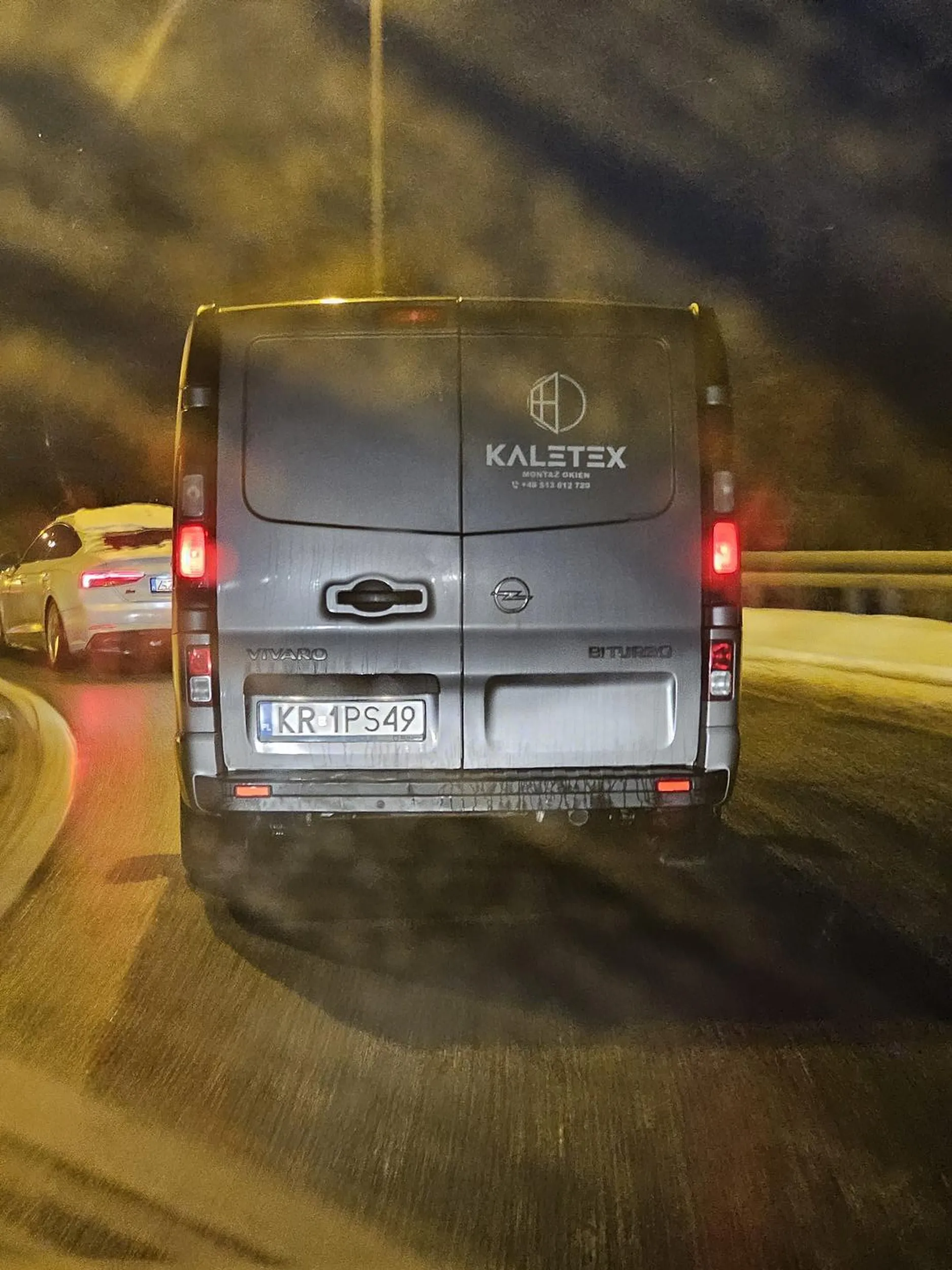 Firmowa fura i jakiś półgłówek za kółkiem który nie potrafi odpuścić gazu tylko specjalnie przyspiesza żeby nikt przed niego nie wjechał. Mam nadzieję że się dobrze bawisz i kiedyś za takie zachowanie zapłacisz. KALETEX firma widzę też ukrywana w necie bo podobno pozytywnych opinii nie otrzyma .