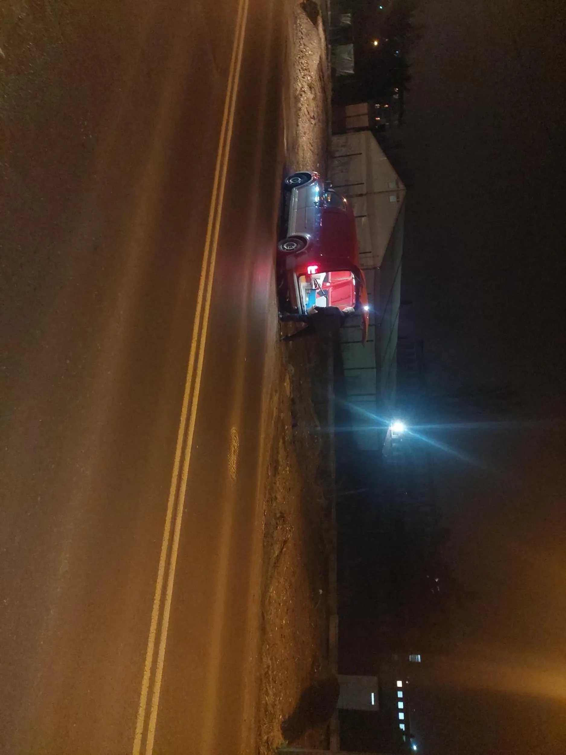 Typ wyrzuca gruz przy Balickiej w Krakowie bezpośrednio przy jezdni