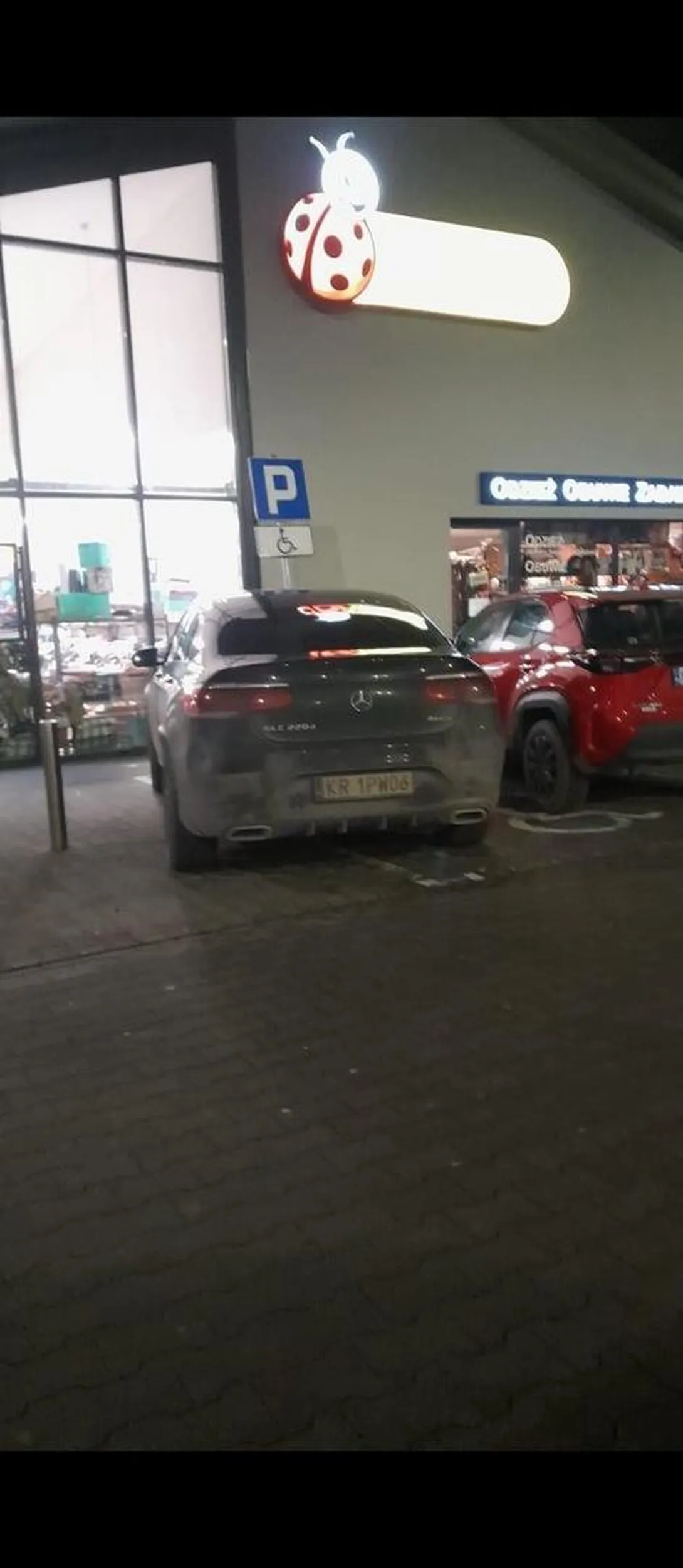 Nie ma to jak zaparkować na miejscu dla osób niepełnosprawnych w dodatku „wciskając się” na siłe. Za grosz szacunku do siebie i innych. Właściciel pojazdu nie posiada karty oraz nie jest uprzywilejowany do korzystania z miejsc da niepełnosprawnych.