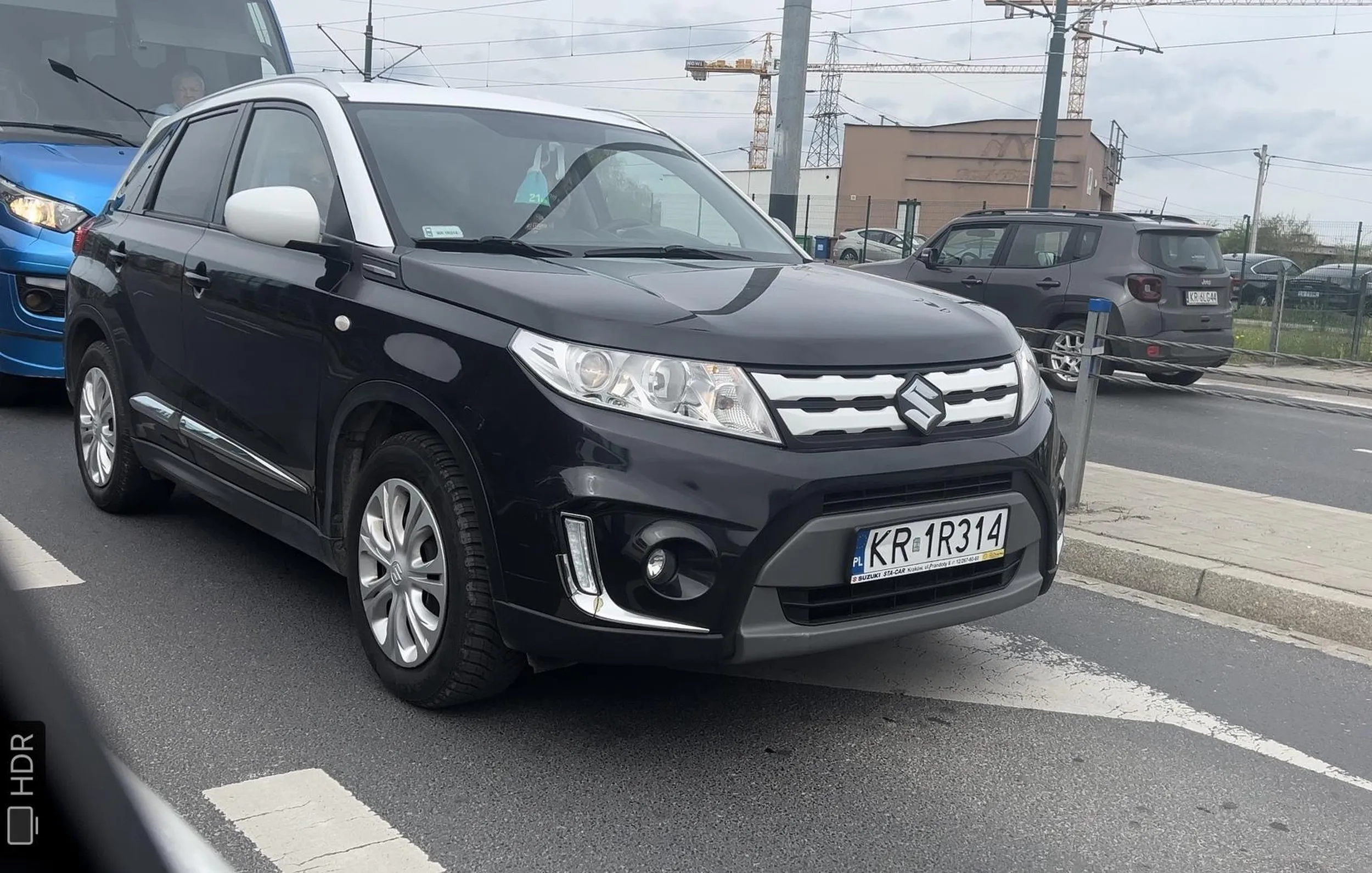 Starsza pani, wymusza pierwszeństwo zmieniając pas, prawie powodując kolizję, po czym wystawia środkowy palec.