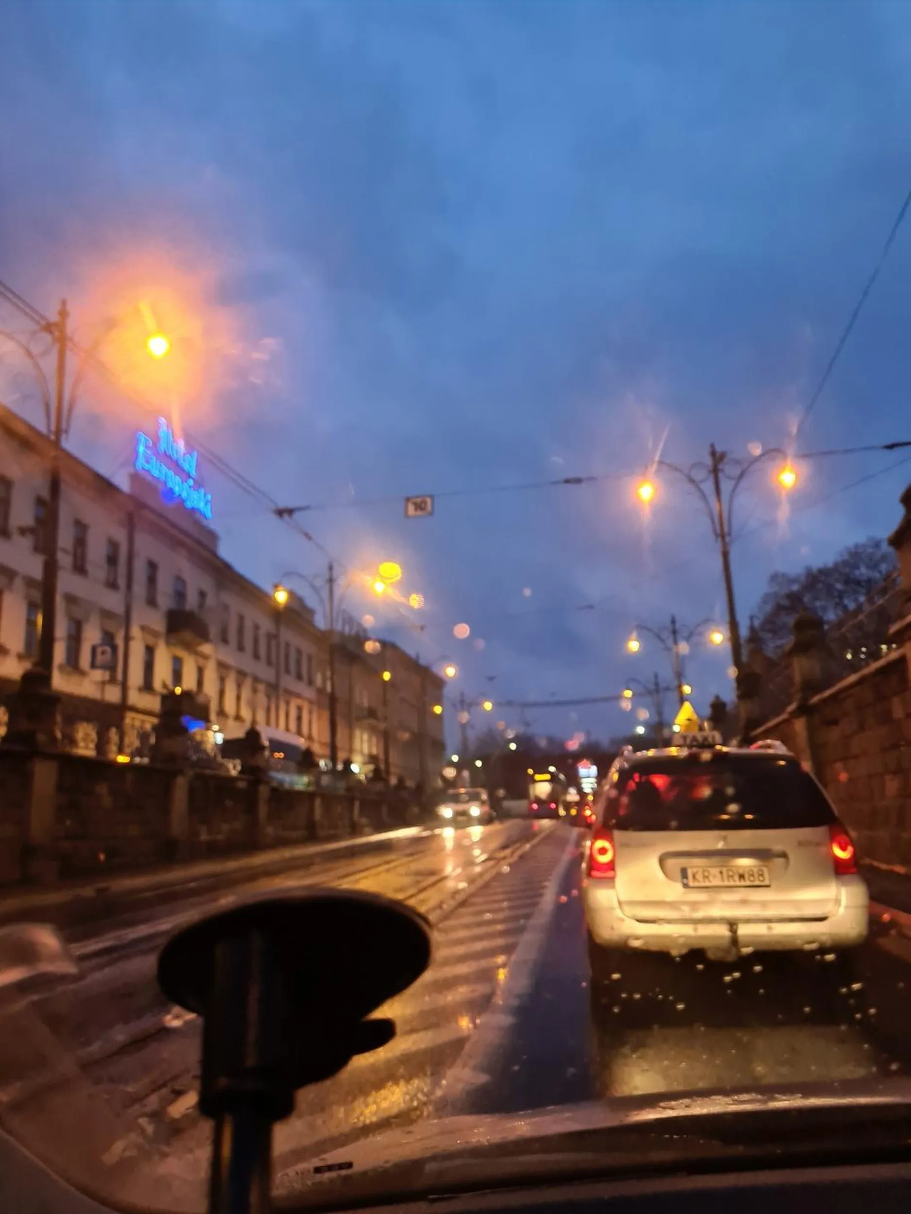 Kierowca wyprzedza na pasach pojazd który puszczał pieszych na przejściu bez świateł.