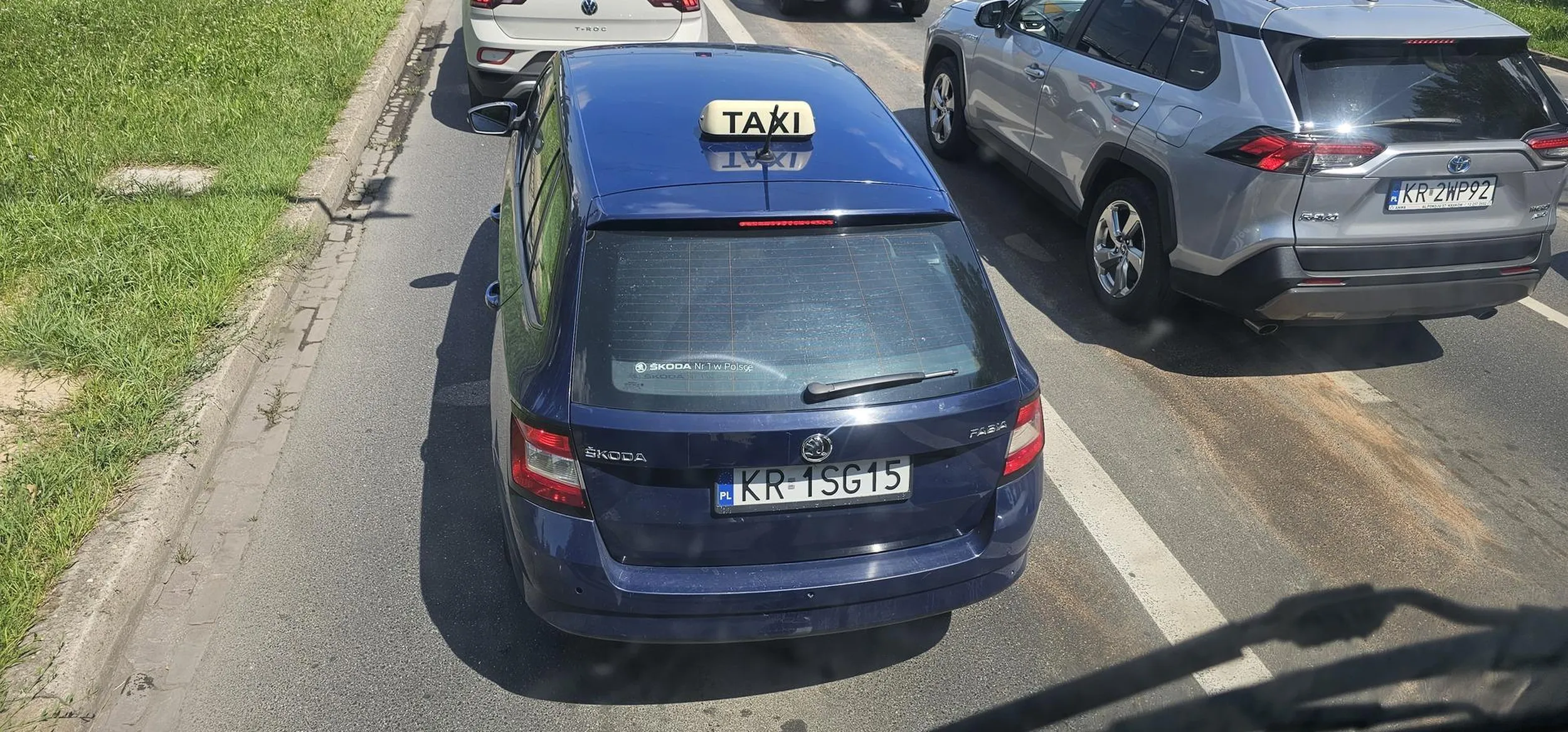 Wymusza pierwszeństwo, zajezdza z drogę wysiada cwaniakuje razem z klientem przewożonym. Taxi bolt nr 49