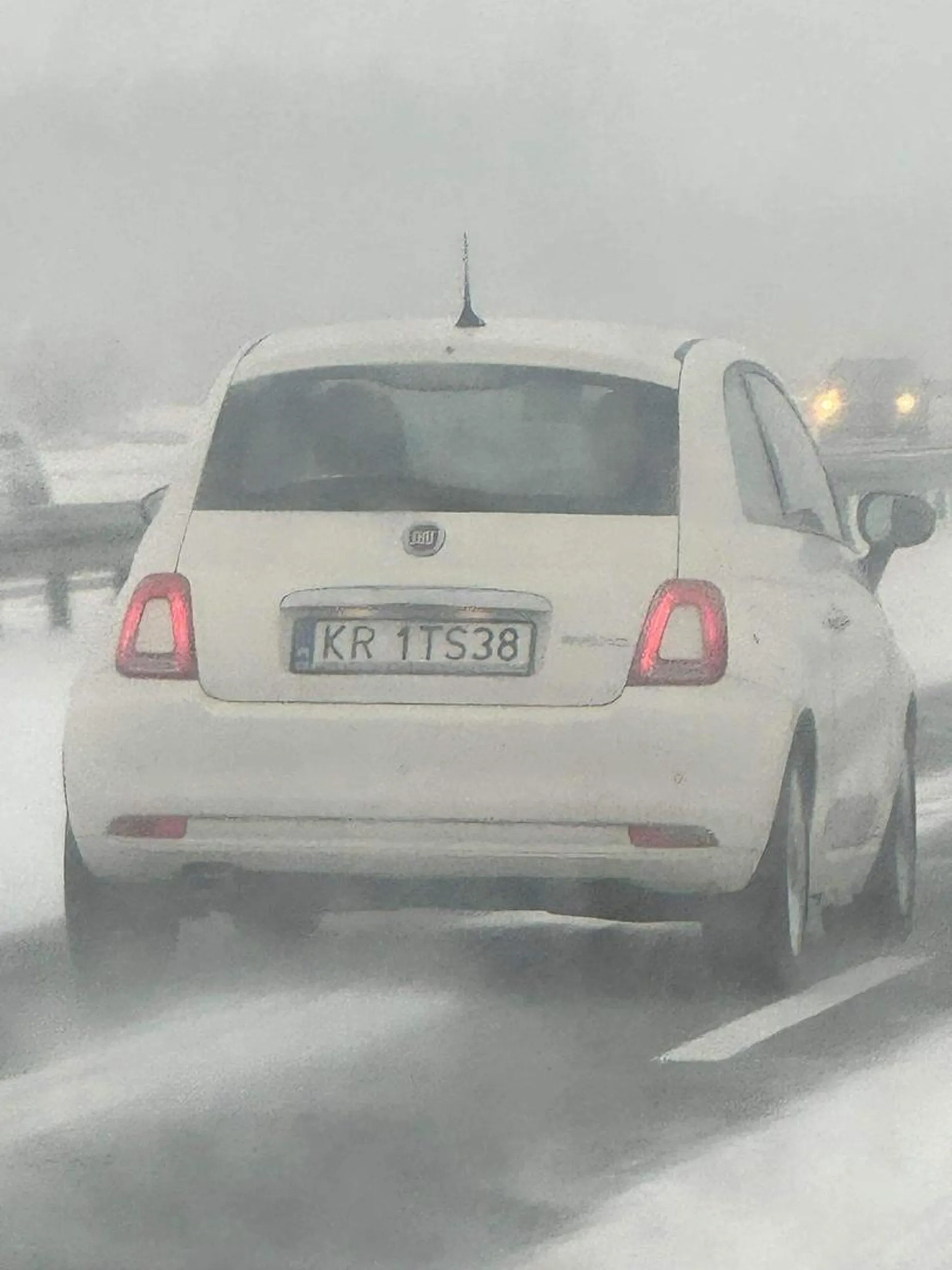Wariat siedział mi na ogonie mimo złych warunków pogodowych i poganiał długimi. Na postoju przy mcdonalds zlał mi się na auto.