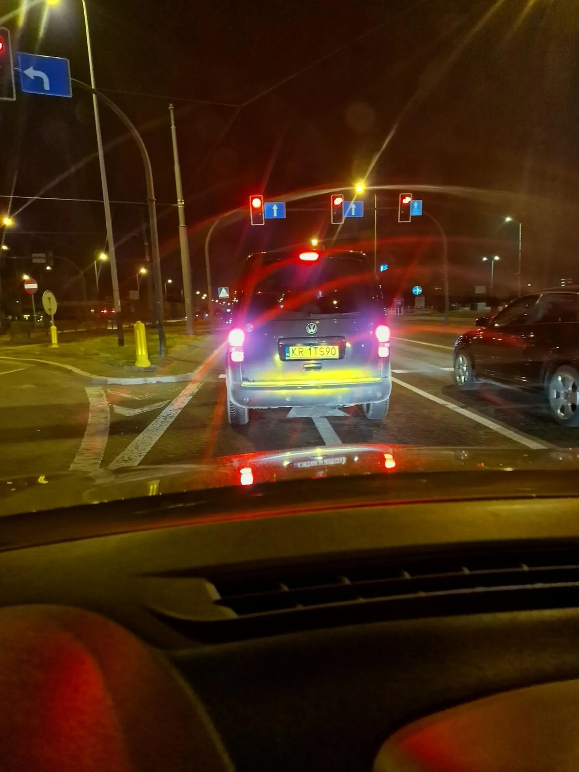 Kierowca VW Cady agresywny wyskakuje do bicia na sygnalizacji świetlnej. Cwaniak nie zna przepisów ruchu drogowego!