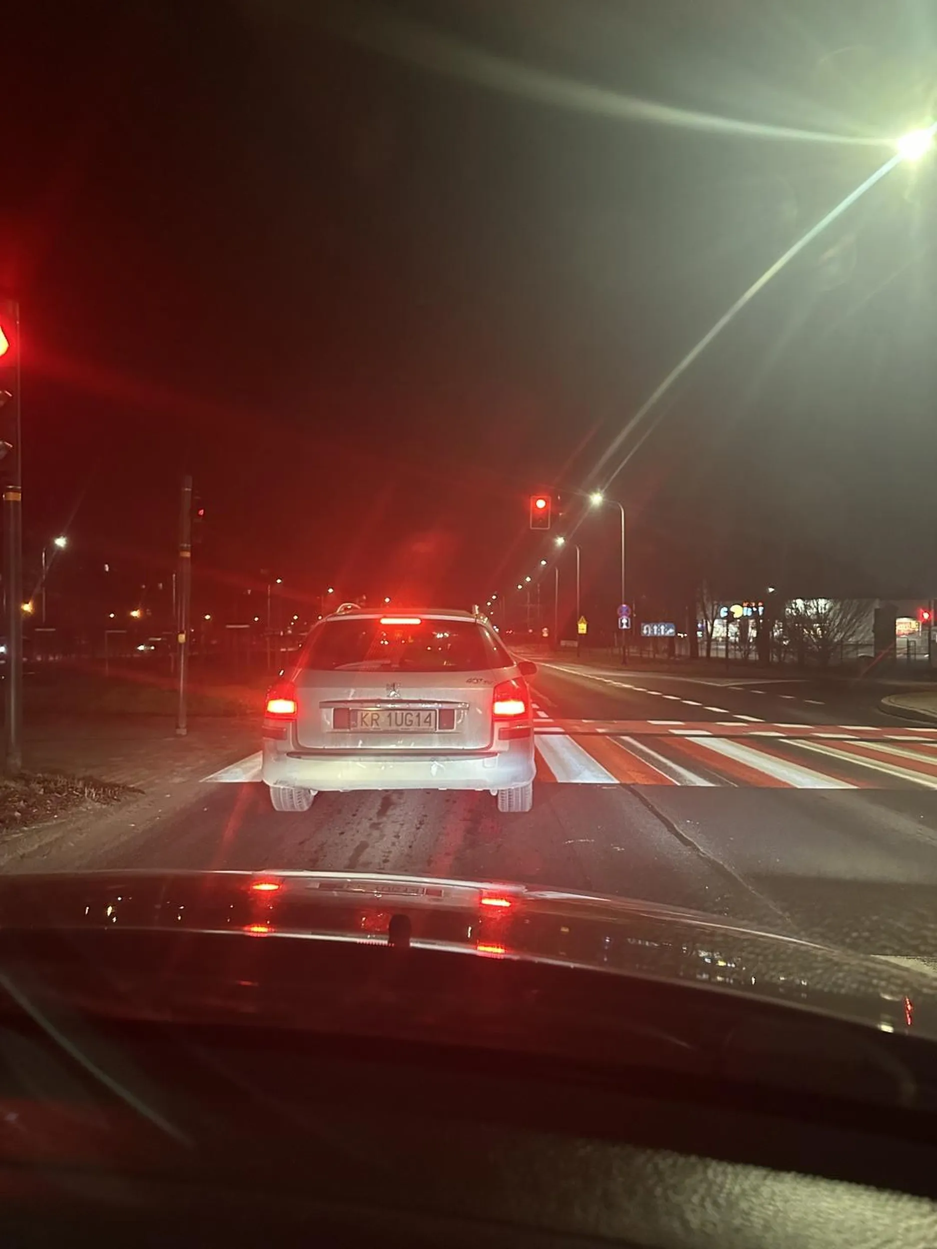 Uwaga idiotów nie brakuje ! Nie dość ze gwałtownie zachamował to ani nie wycofał ani nie pojechał za pasy ! Jak bym przechodziła w tym momencie jako pieszy przeszła bym po twoim samochodzie możesz być pewien. Więcej rozumu użyj  następnym razem