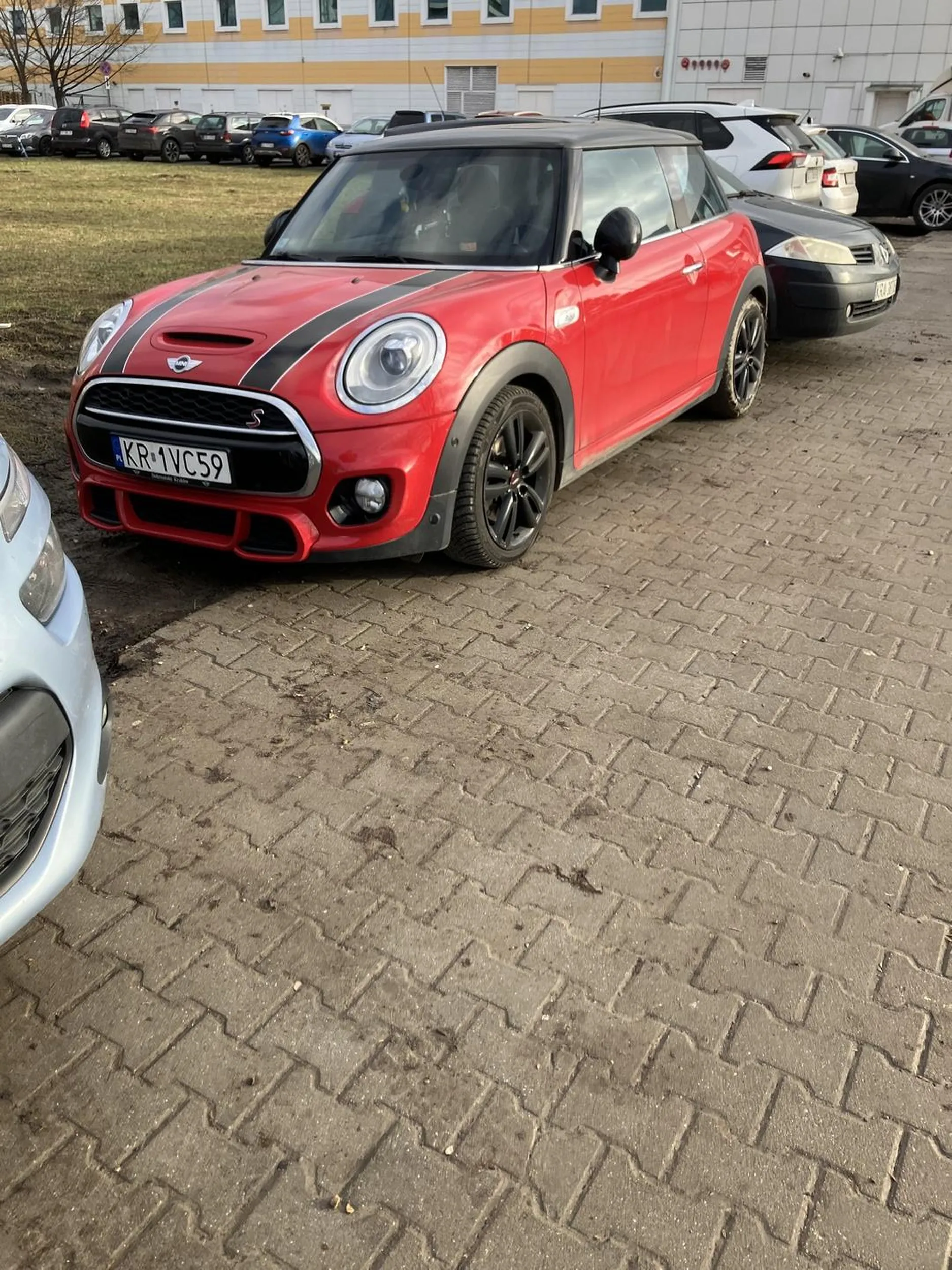 Parkować w poprzek w miejscu gdzie jest problem z parkingiem (prawdopodobnie odbierając tym samym miejsce koledze z pracy) żeby nie ubrudzić sobie bucików na błocie. No szczyt