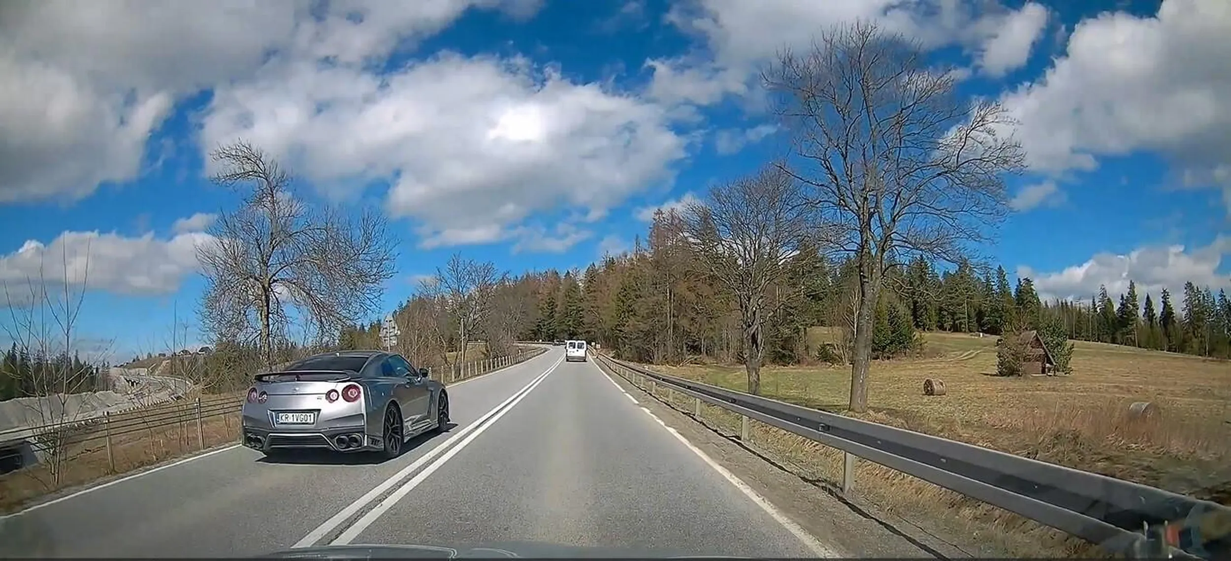 Może i faktycznie piękny, ale kierowca nadaje się do reedukacji ze znajomości znaków drogowych. Filmik z wyczynu przesłany tam gdzie trzeba.