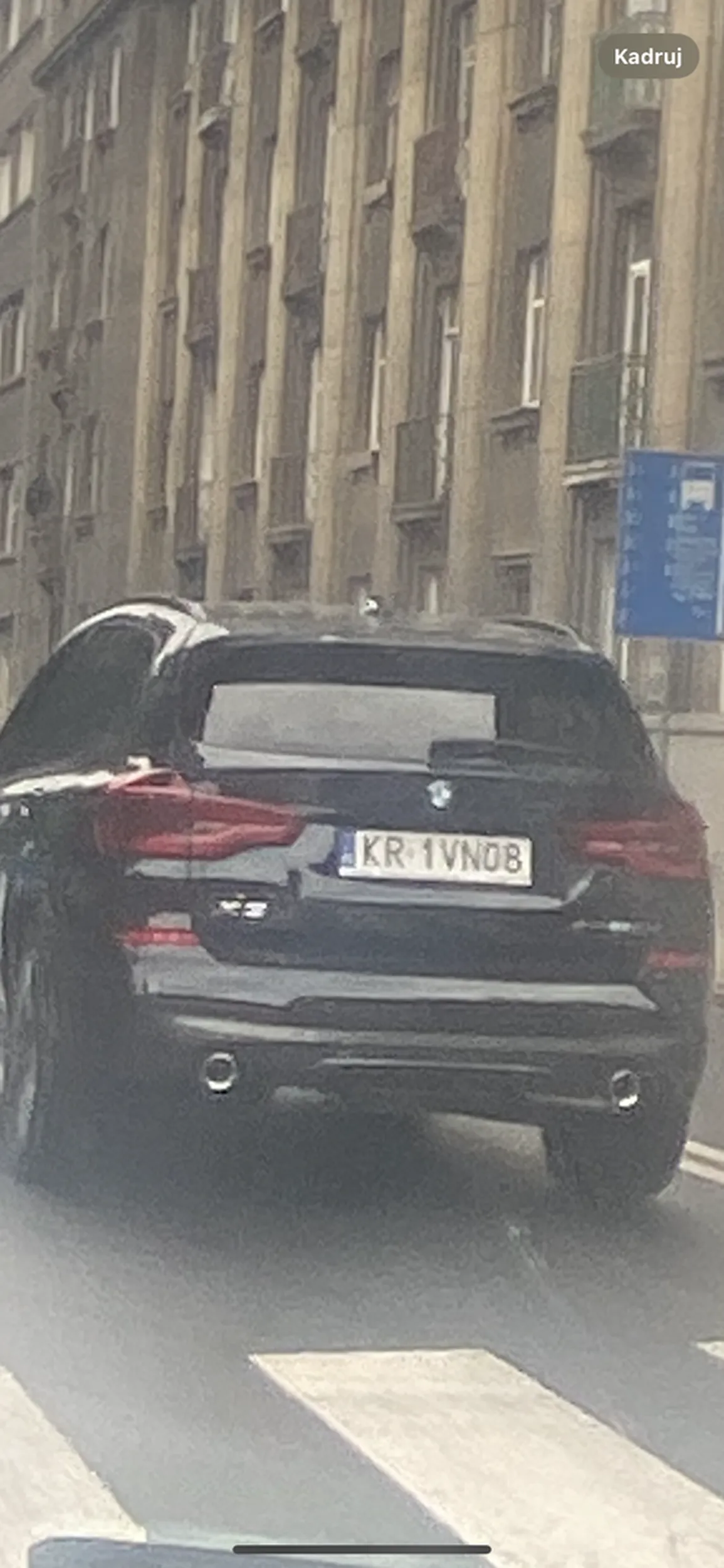 Śmieciara wyrzuciła papierosa na ulicę :)) bardzo ładne zachowanie kierowczyni BMW królowa ulicy