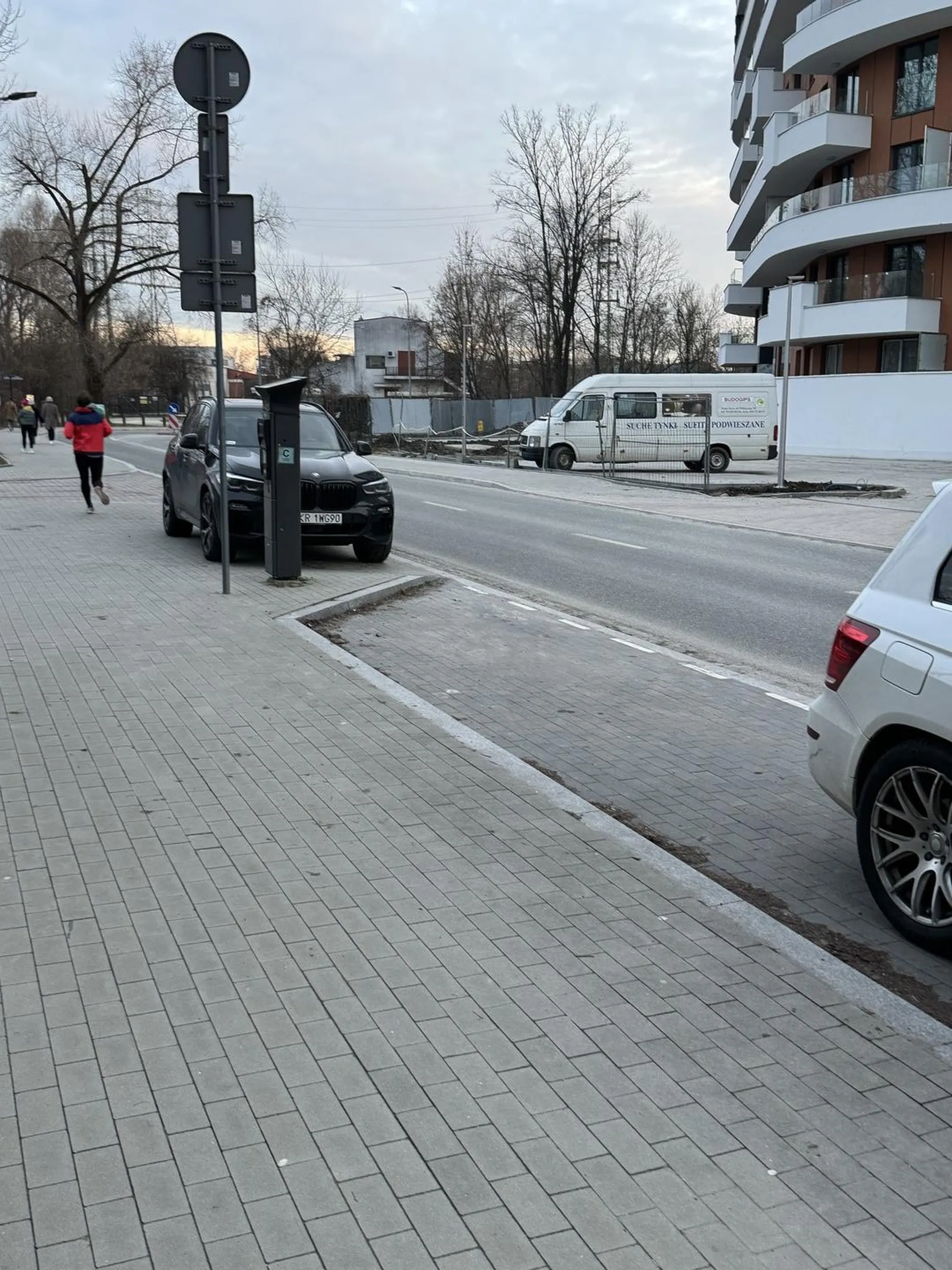 Cześć. Kupiłem prawo jazdy, więc zatrzymuję się przed wolnym miejscem parkingowym, pod znakiem "zakaz zatrzymywania się" i nie płacę za parkowanie, ponieważ jestem wyższy od was wszystkich.