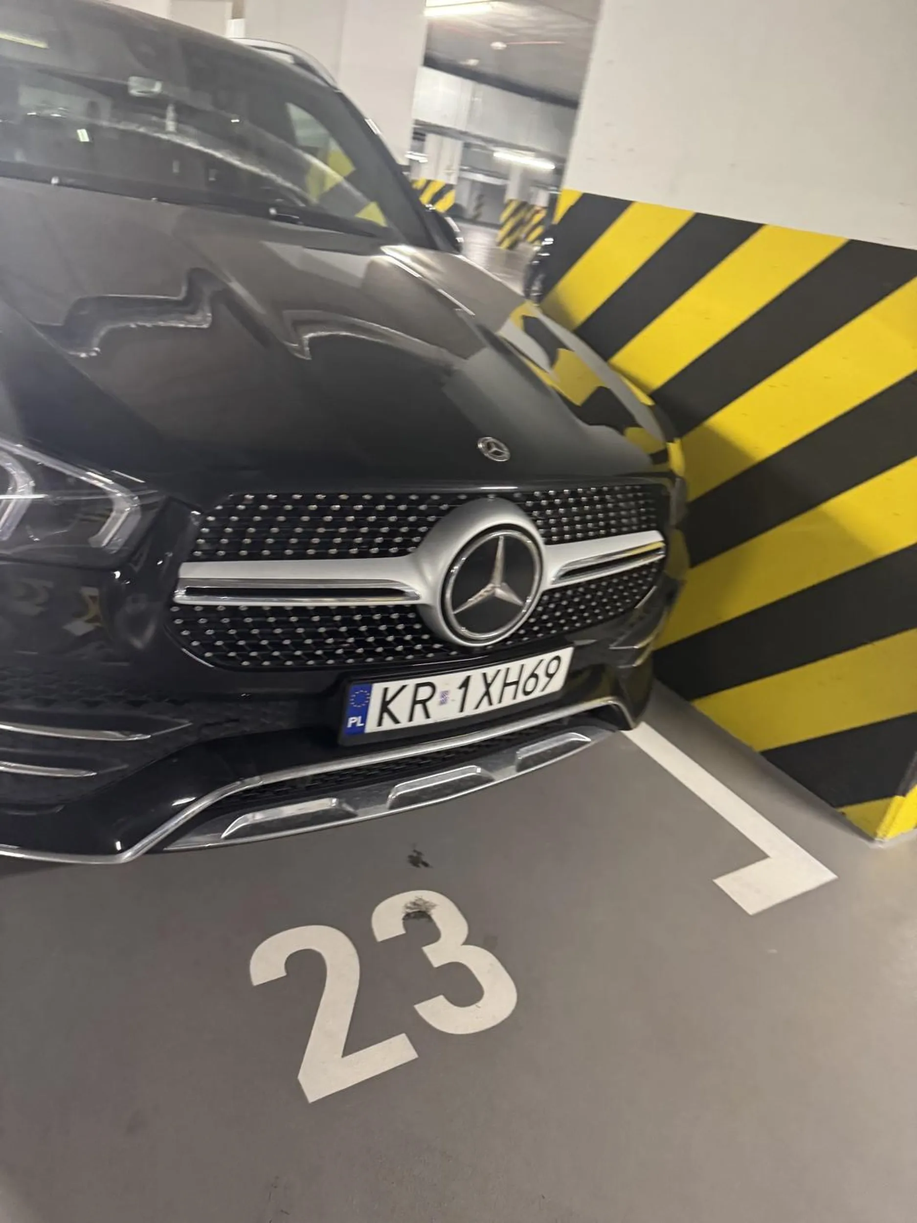 Zajmujesz miejsce prywatne, które zostało wykupione, posiadając taki samochód powinieneś mieć chociaż trochę godności osobistej do nie zajmowania czyjejś własności