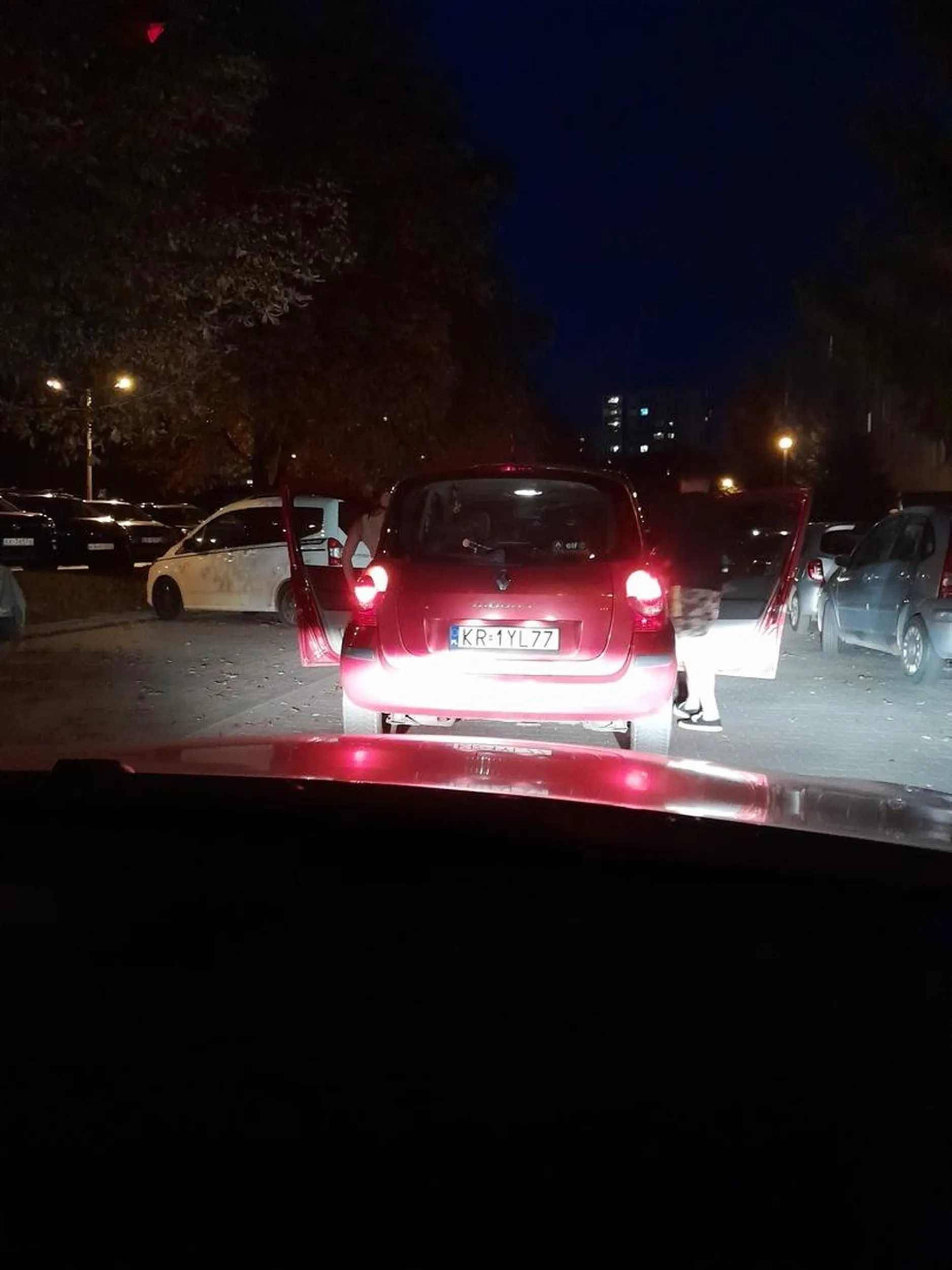 Stary cap z chyba córka która szczeka jak mały York stanęli na samym środku wjazdu na parking żeby wyrzucić śmieci. Mimo tego że po bokach były miejsca żeby zaparkować to po zwróceniu uwagi oboje zaczęli szczekać tak że o mało oboje zawału nie dostali. Rzucali się ze na nich zatrąbiliśmy ale winy w swoim nie widzieli. Słoma z butów na kilometr wystaje.