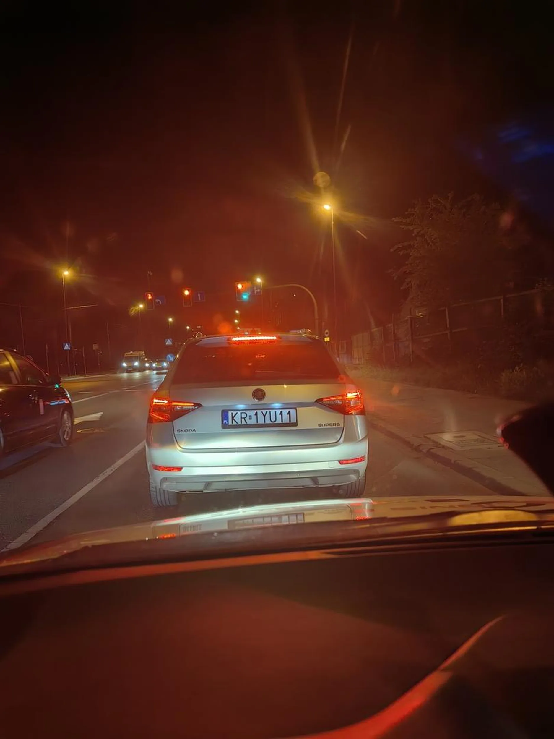 Ta jeżdżąca porażka z Kraków Airport wymusza pierwszeństwo, wyprzedza na trzeciego i nie używa kierunkowskazów doprowadzając niemalże do tragedii