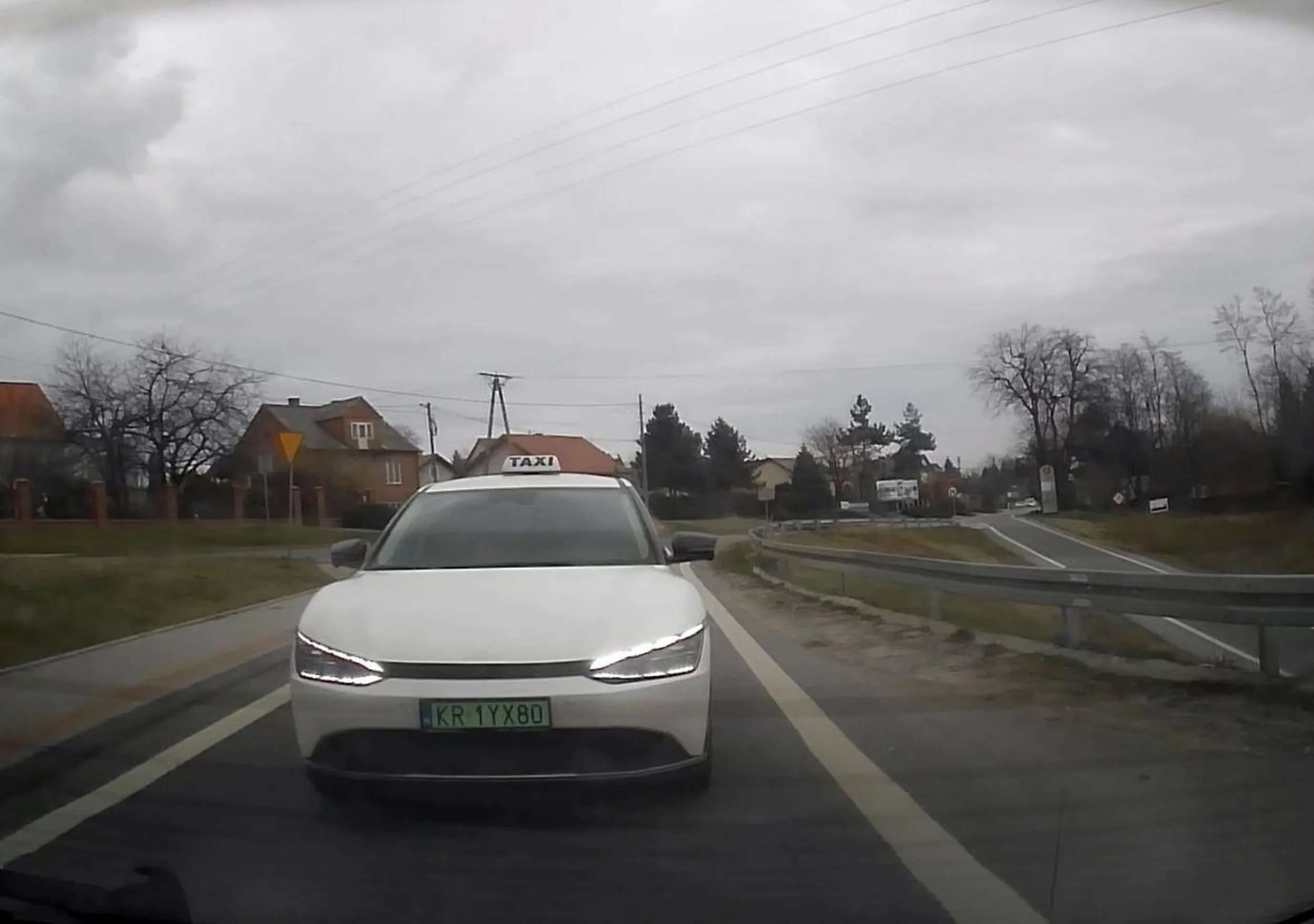 Złotówo, na stopie należy się zatrzymać :) Jak tego nie wiesz idź na kurs prawa jazdy raz jeszcze, a nie trąb na kogoś kto jedzie przepisowo.