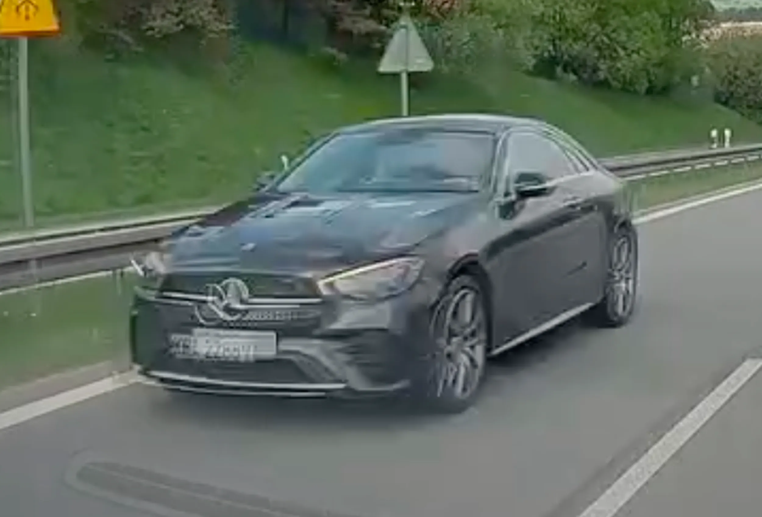 Pod prąd na dwupasmówce...