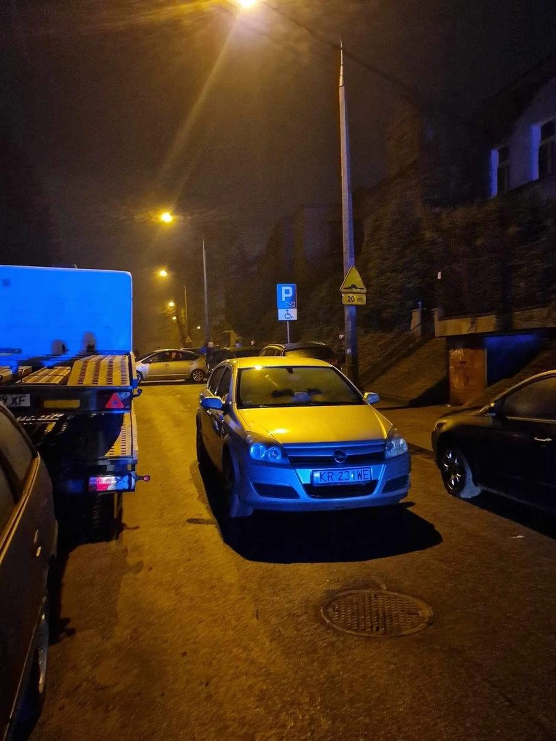 Kierowca może mi oblodzić, parkuje jak szmata na środku drogi. Policja nie mogła przejechać