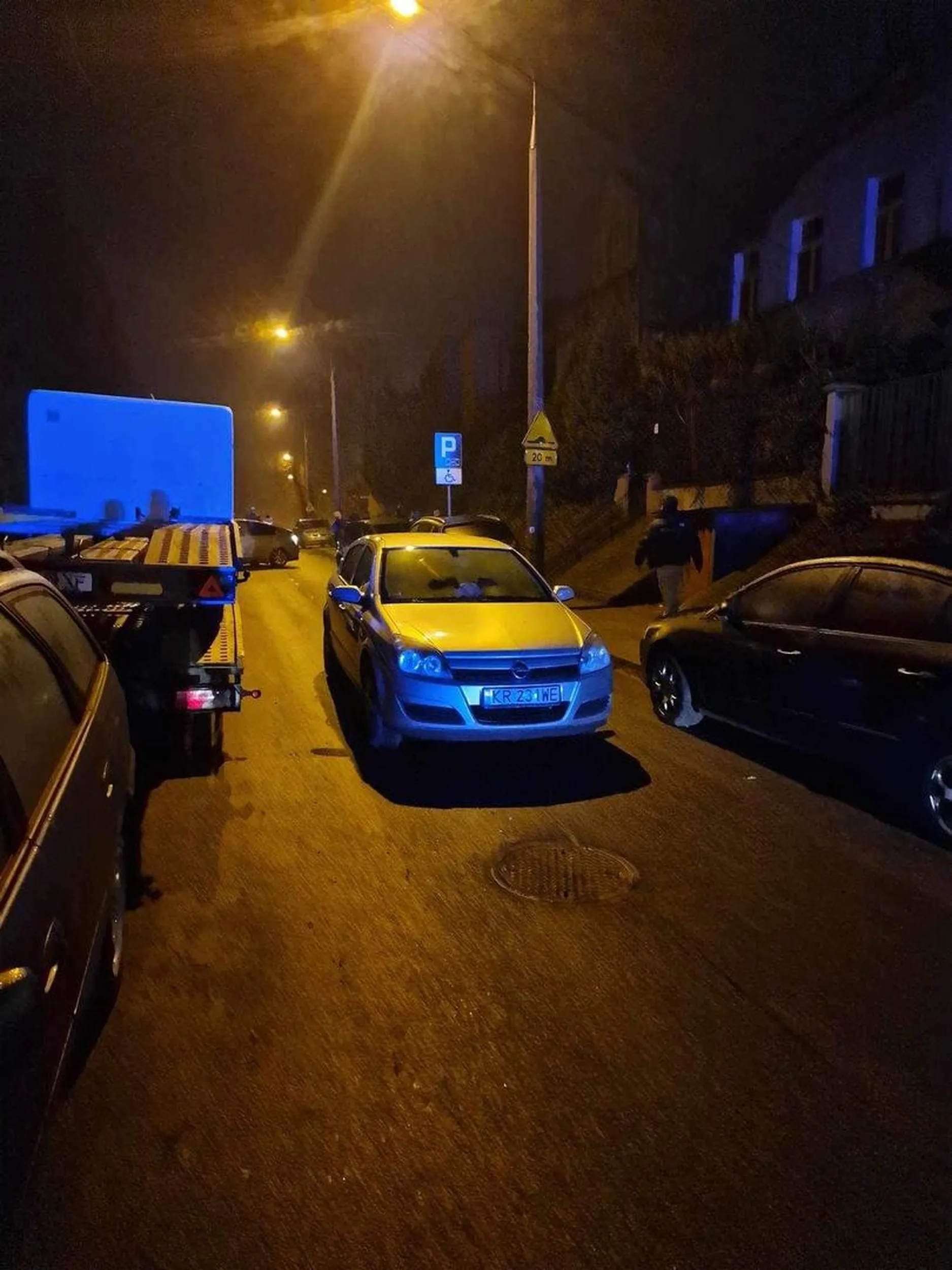 Kierowca może mi oblodzić, parkuje jak szmata na środku drogi. Policja nie mogła przejechać