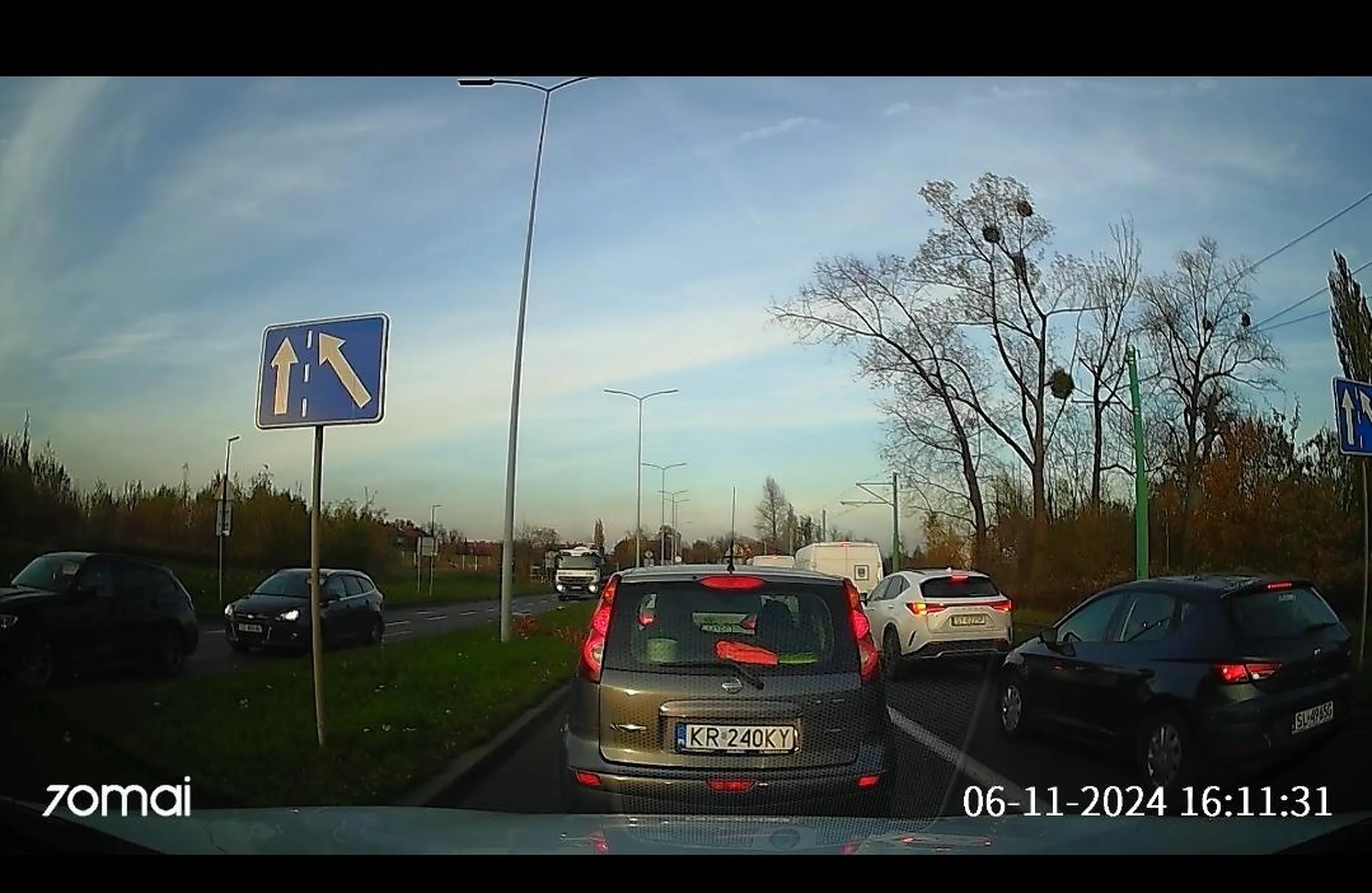 Chłop puszcza po 3/4 samochody przy jeździe na suwak przez co tworzą się korki i jazda na suwak nie idzie płynnie.