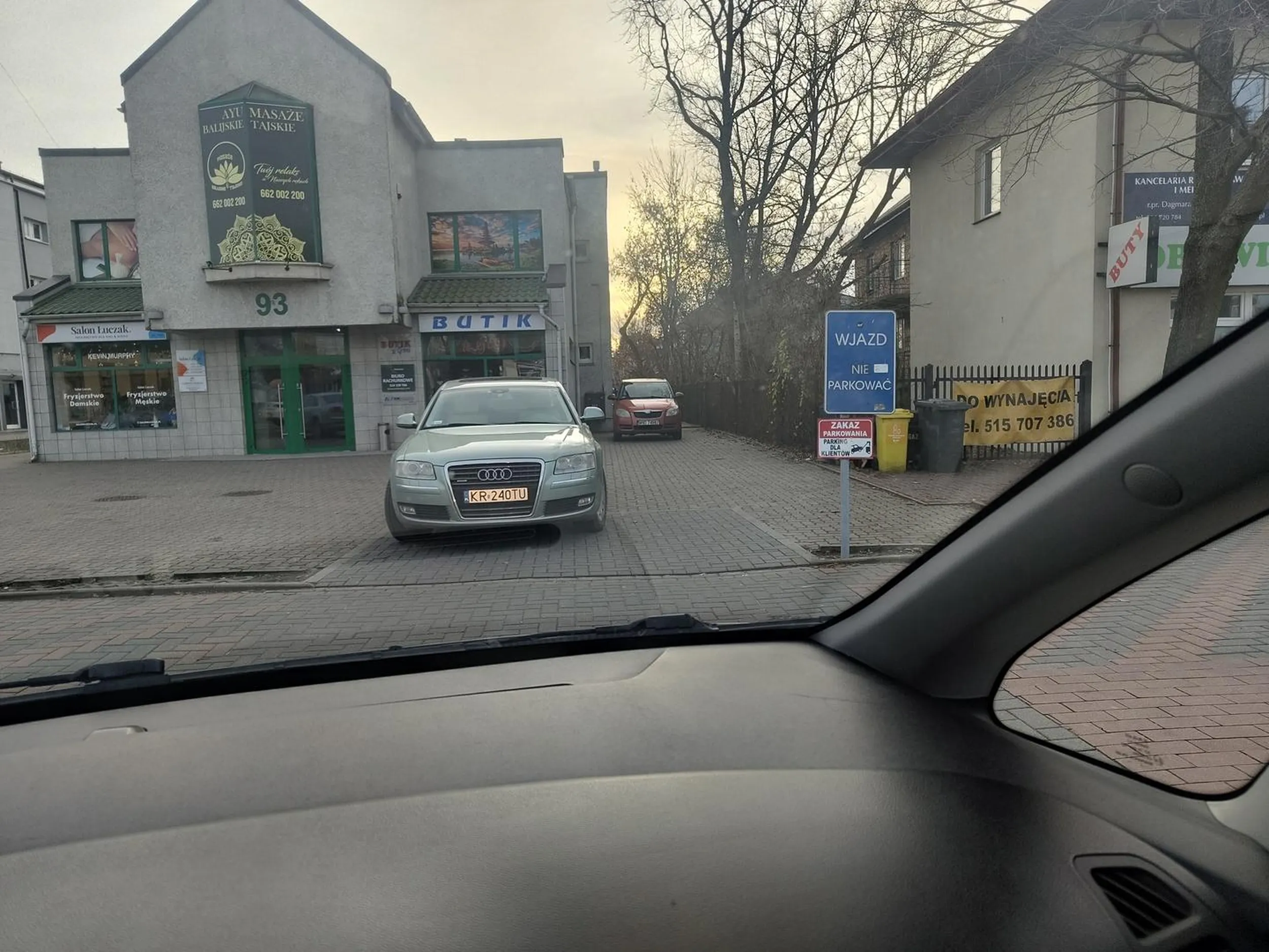 Łomianki, 21 grudnia, sobota, nie ma możliwości dostać się do miejsc parkingowych przy salonie fryzjerskim. Tak zaparkować tylko może właściciel marki "premium".