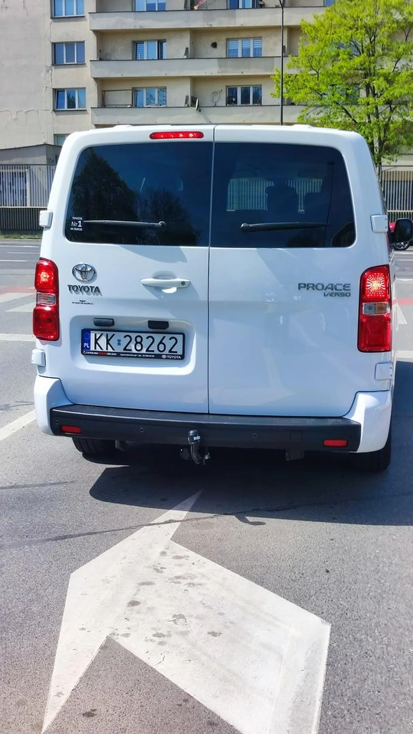 W Krakowie na ul. Klimeckiego jechałem lewym pasem zgodnie z przepisami max prędkością jaka była dozwolona na tym odcinku jezdni w kierunku mostu Grzegórzeckiego. Kierujący białą Toyotą zmieniając pas z prawego na lewy prawie zepchnął mnie z drogi. Jechał znacznie przekraczając dozwoloną prędkość oraz wyprzedzał prawym pasem. Reasumując: Powinien być ukarany dwoma mandatami. Miał szczęście bo nie miałem tym razem kamerki. Ale KARMA wróci na pewno do niego!