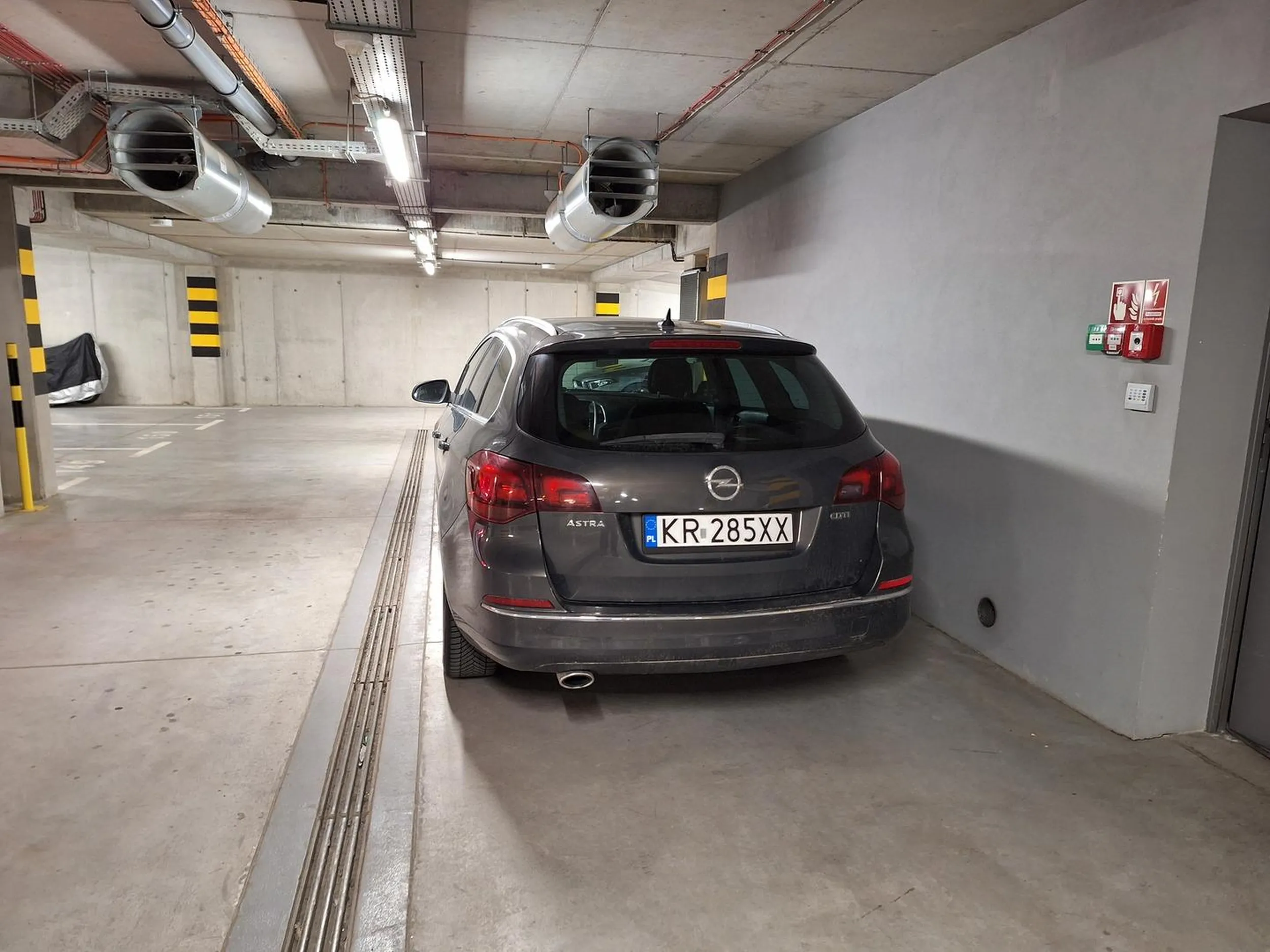 Parkuje na dziko poza wyznaczonymi miejscami. Blokuje przejazd.