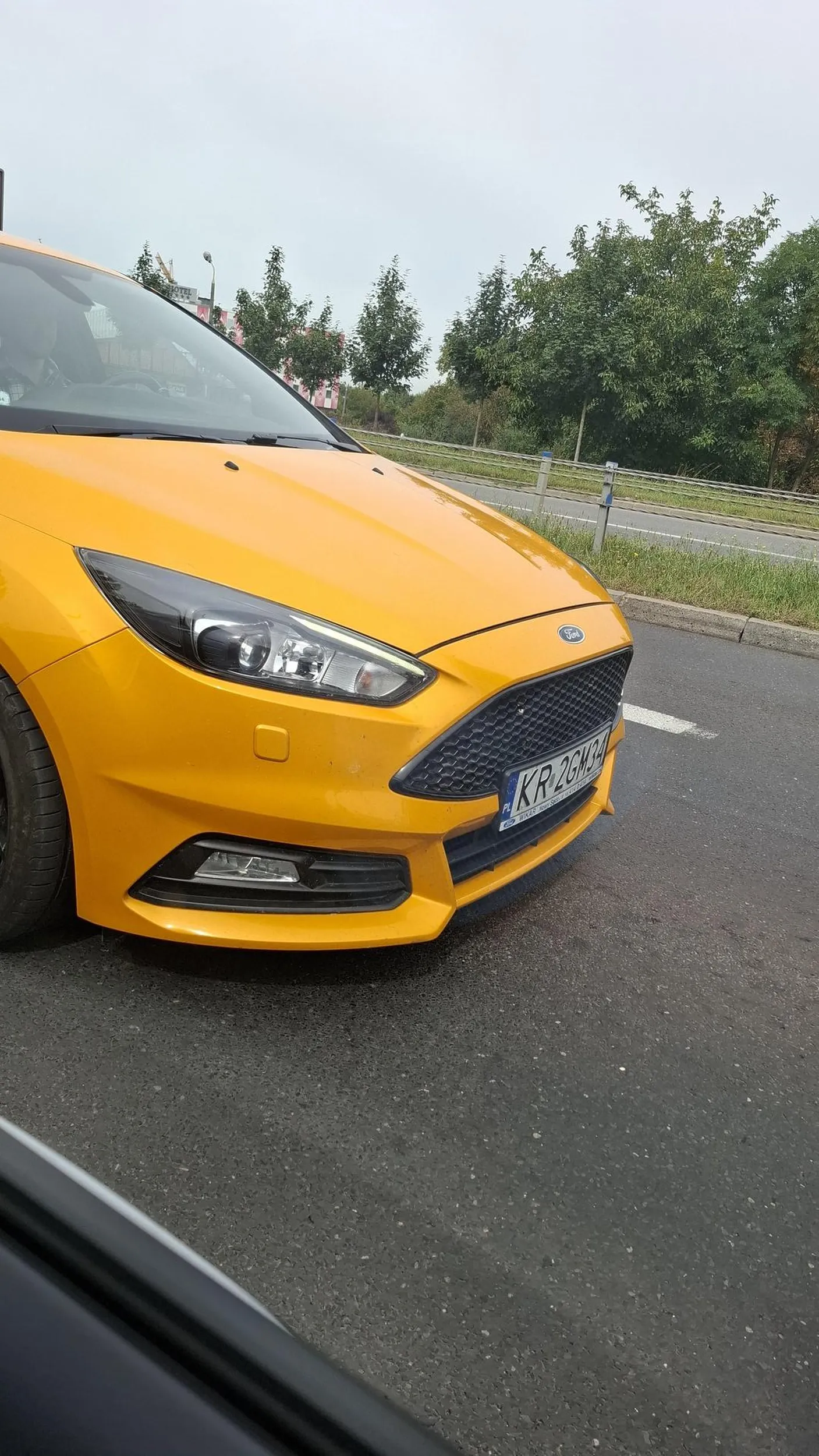 Facet o mentalności 10-latka. Po wymuszeniu pierwszeństwa wjeżdżając z podporządkowanej na główną z podniesionym ograniczeniem prędkości do 70 potrafi tylko pokazać fakt i machać łapami.