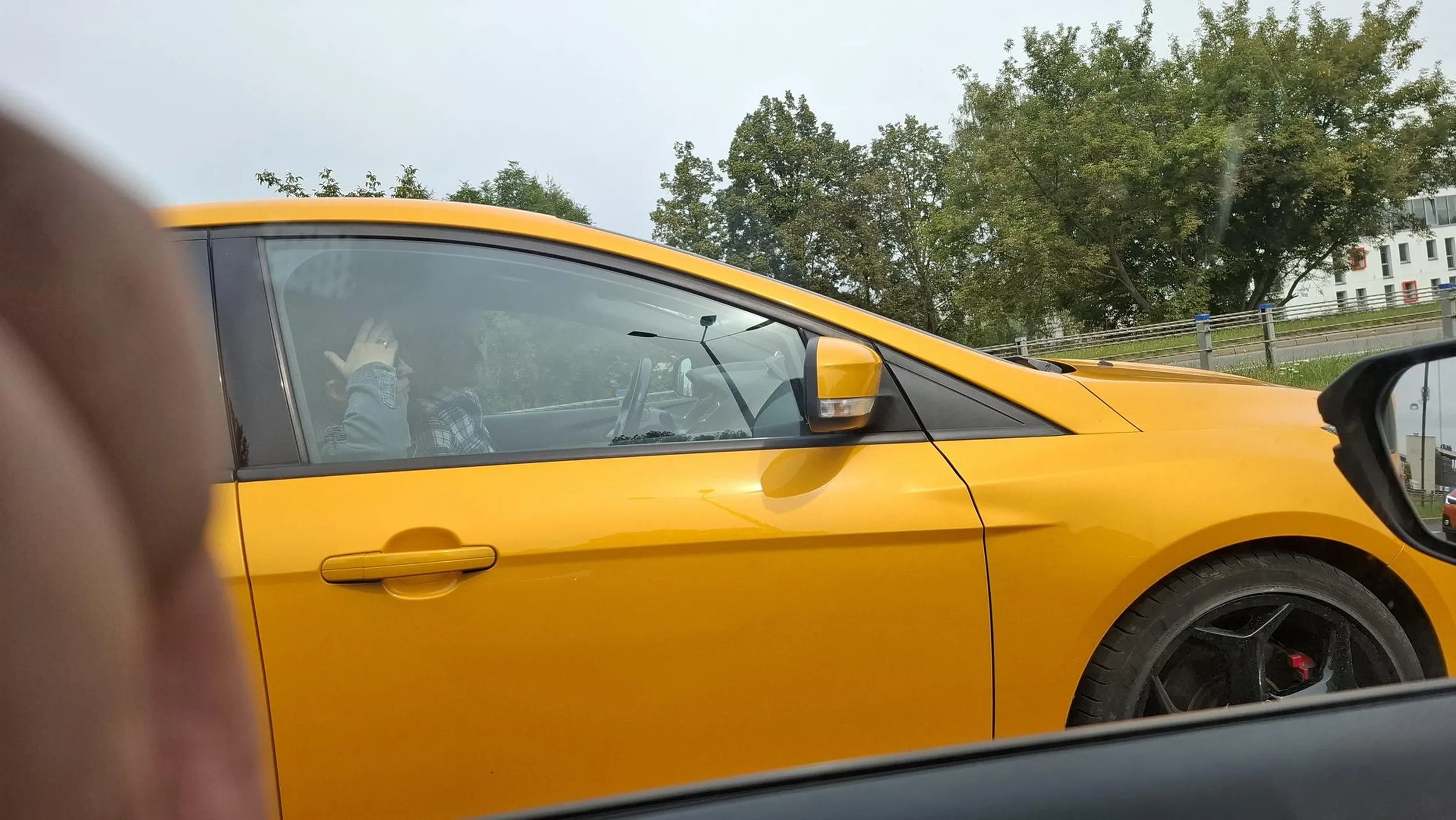 Facet o mentalności 10-latka. Po wymuszeniu pierwszeństwa wjeżdżając z podporządkowanej na główną z podniesionym ograniczeniem prędkości do 70 potrafi tylko pokazać fakt i machać łapami.