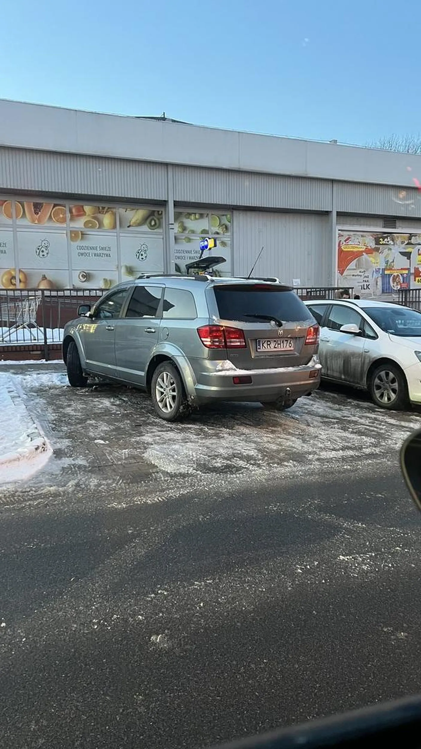 Jeśli to czyta Pan kierowca bądź ktoś z jego rodziny to zapraszam na kurs parkowania i empatii w stosunku innych którzy też by chcieli zaparkować. Dzięki temu Panu na parkingu dla 4 aut parkowały maks 3