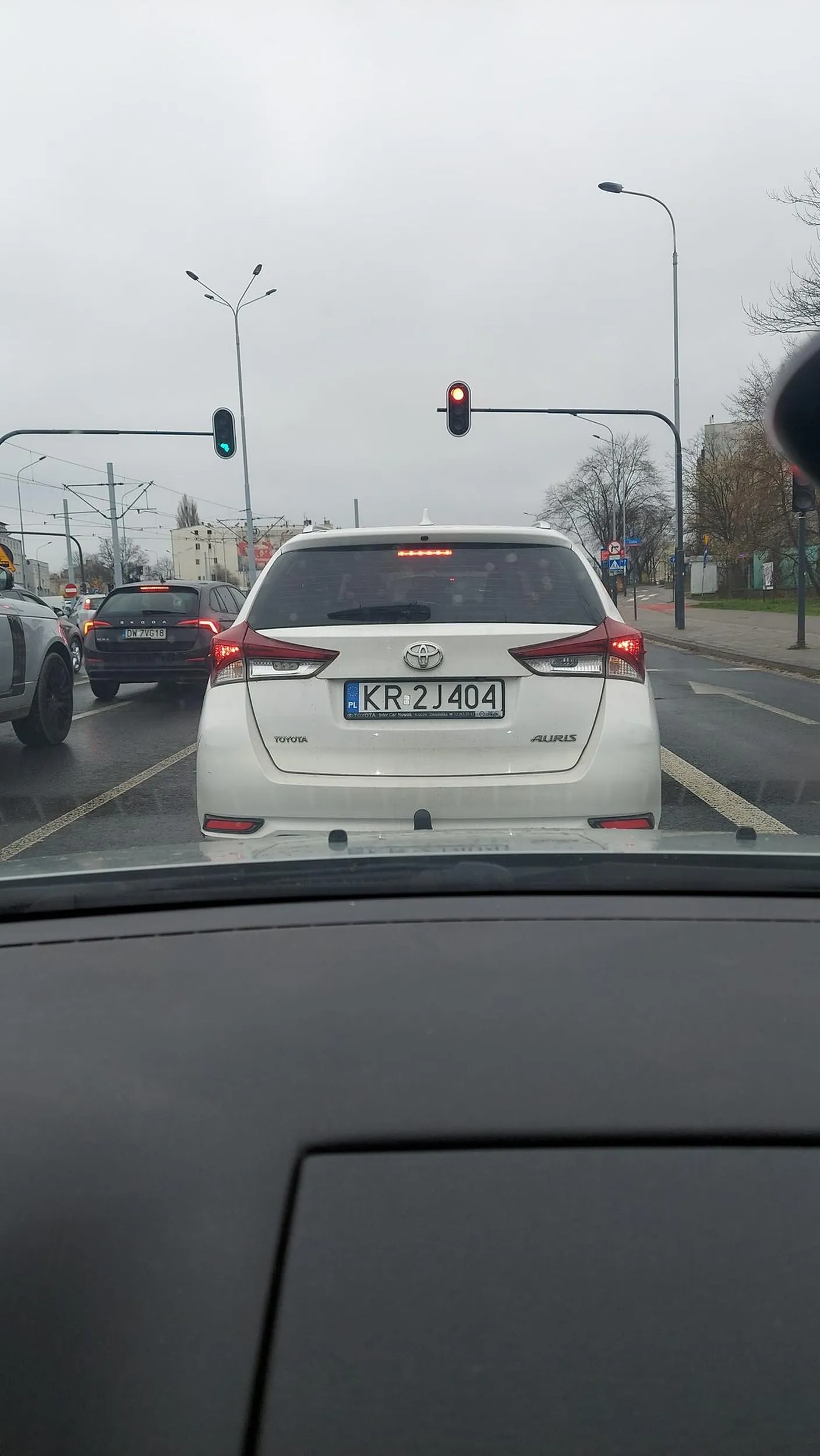 Pani ewidentnie powinna wrócić na kurs na prawo jazdy. Zmieniając pas nie używała kierunkowskazów, a jak już zwróciłem jej uwagę na to odpowiedziała, że była ode mnie daleko i w zasadzie to nic się nie stało.
